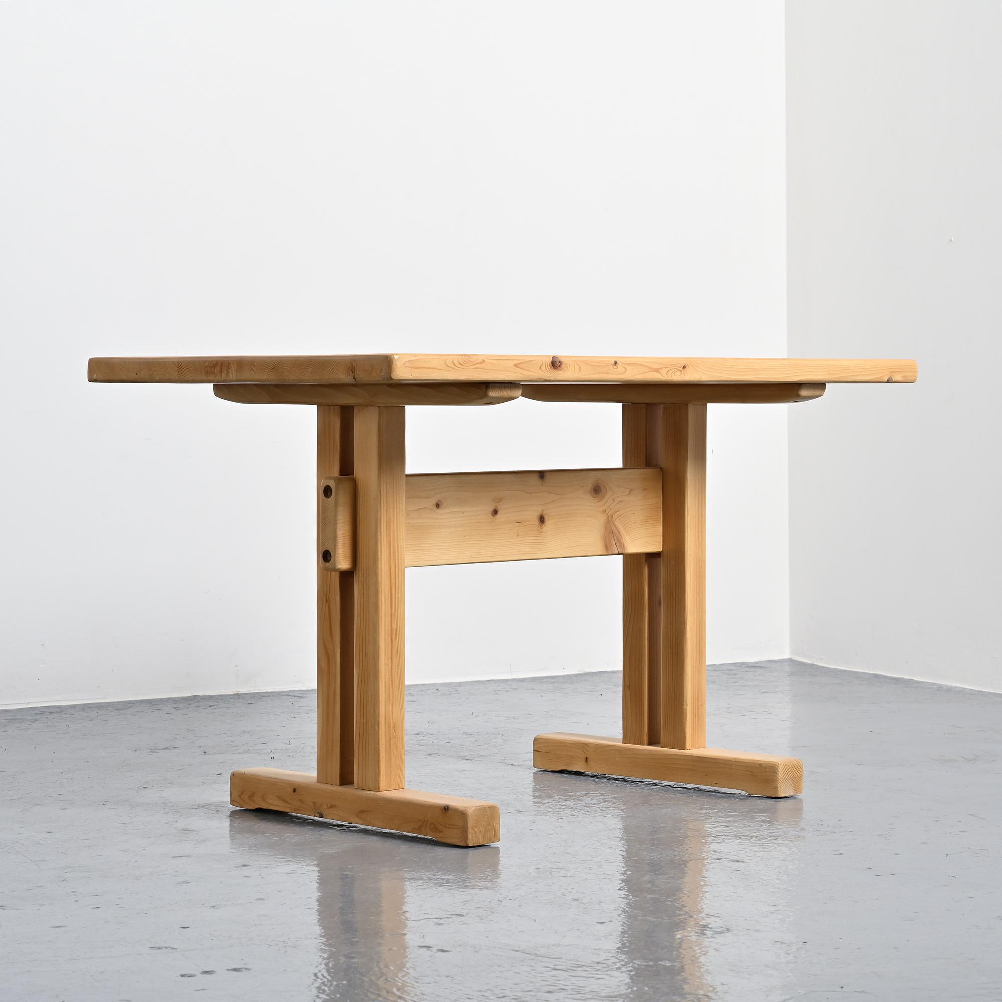 Table en pin massif, Les Arcs, France.
