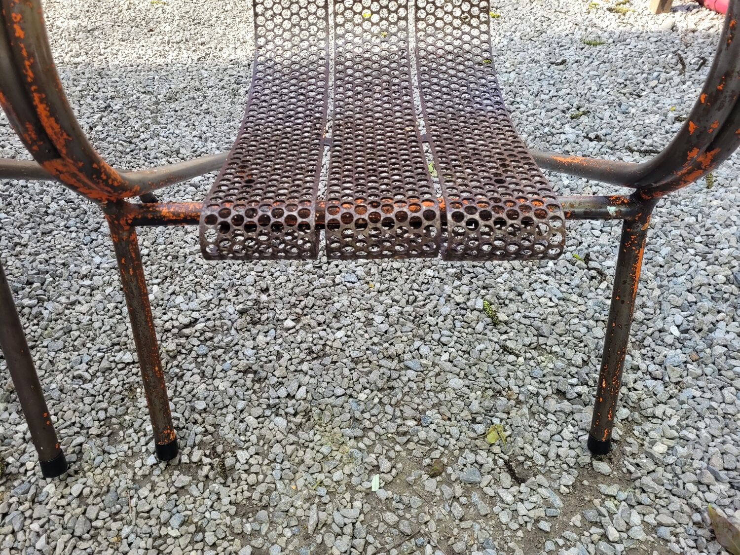 Paire de fauteuils en métal perforé de René Malaval 1950