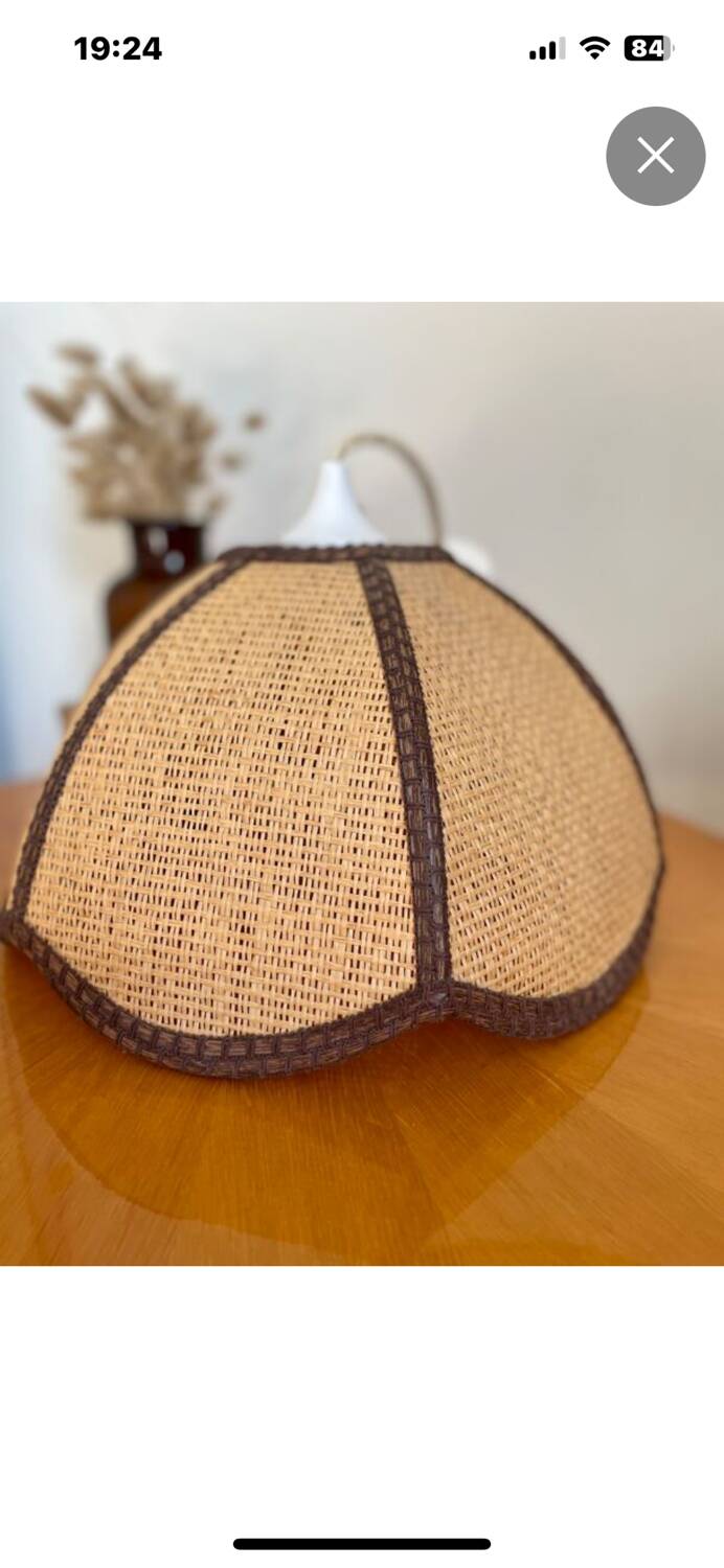Suspension vintage en rotin formant une fleur
