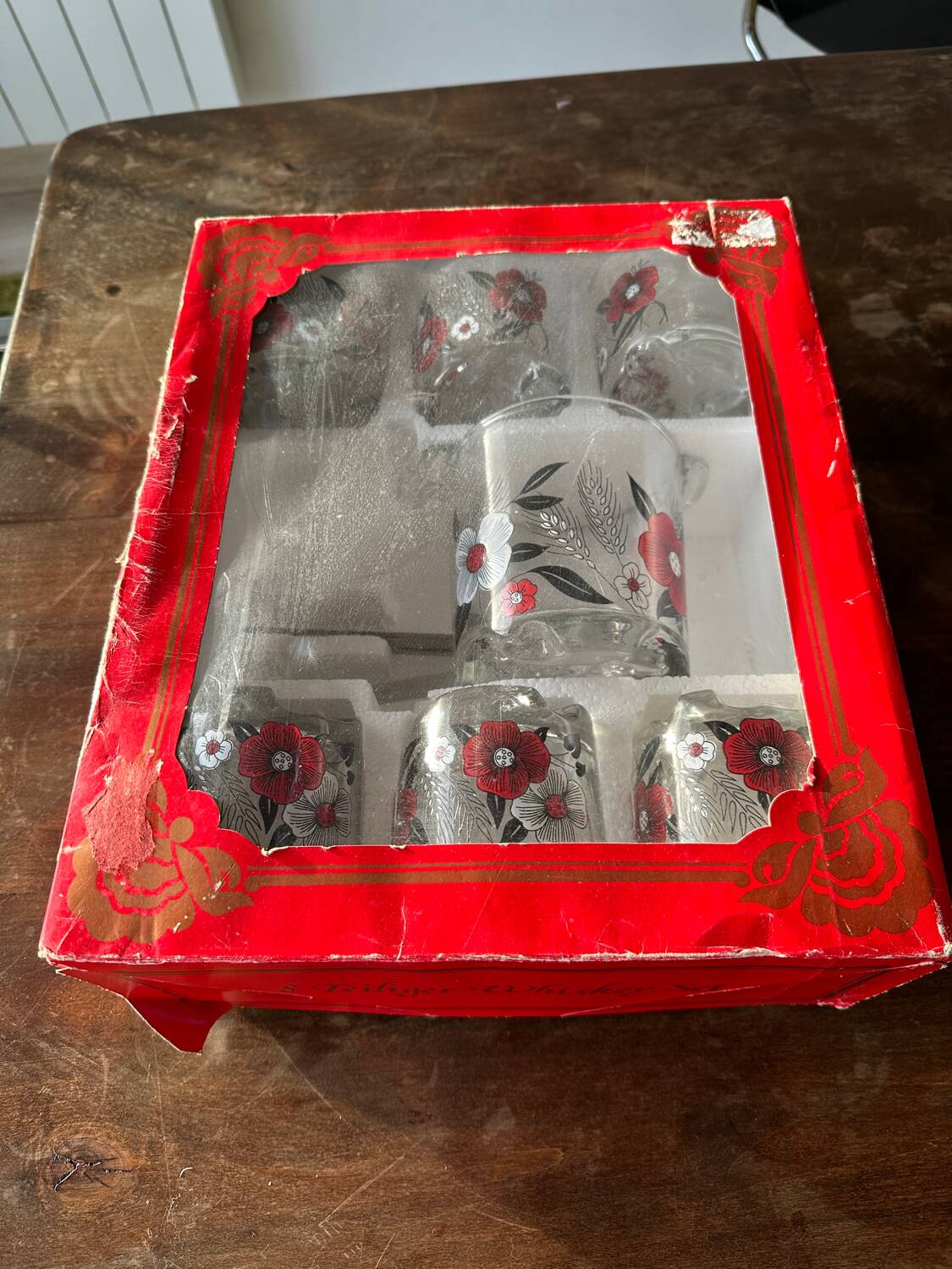 The service of 6 whiskey glasses with red flowers, with its bucket and its ice cube tongs.