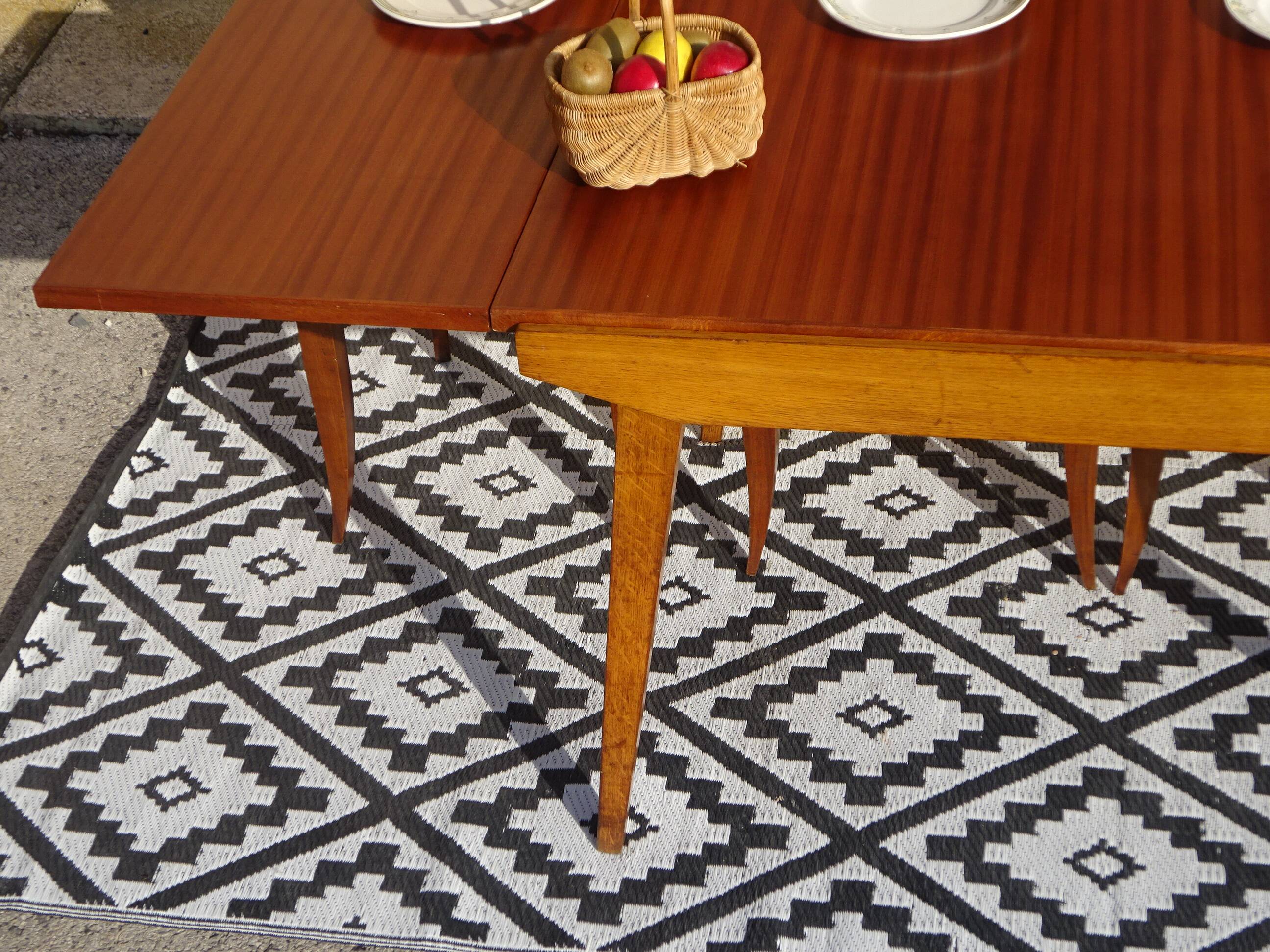 Extendable table, compass legs