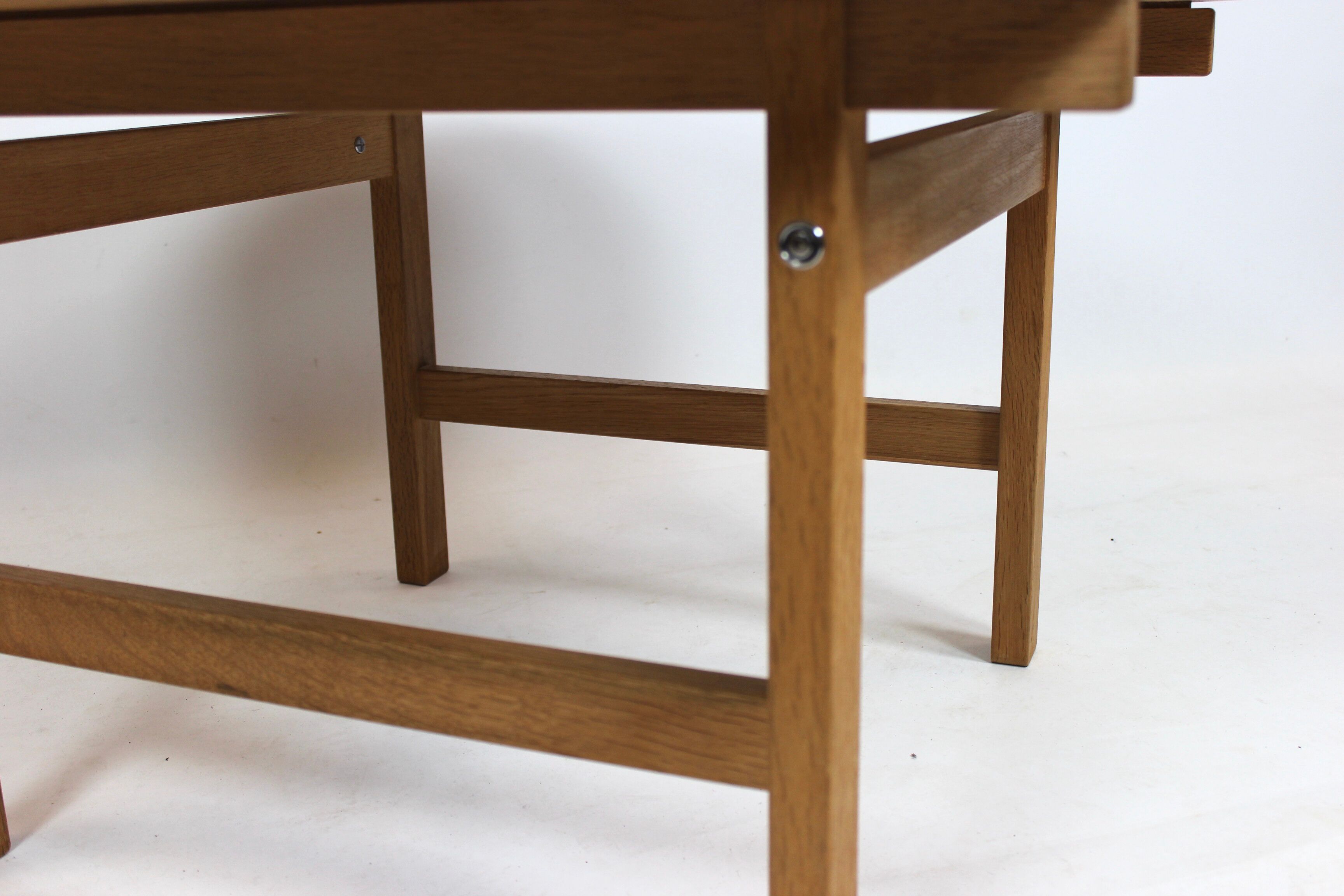 Table basse de chêne conçue par Hans J. Wegner et fabriquée par PP. Meubles dans les années 1960.