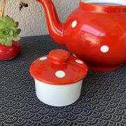 Théière rouge à pois blanc vintage