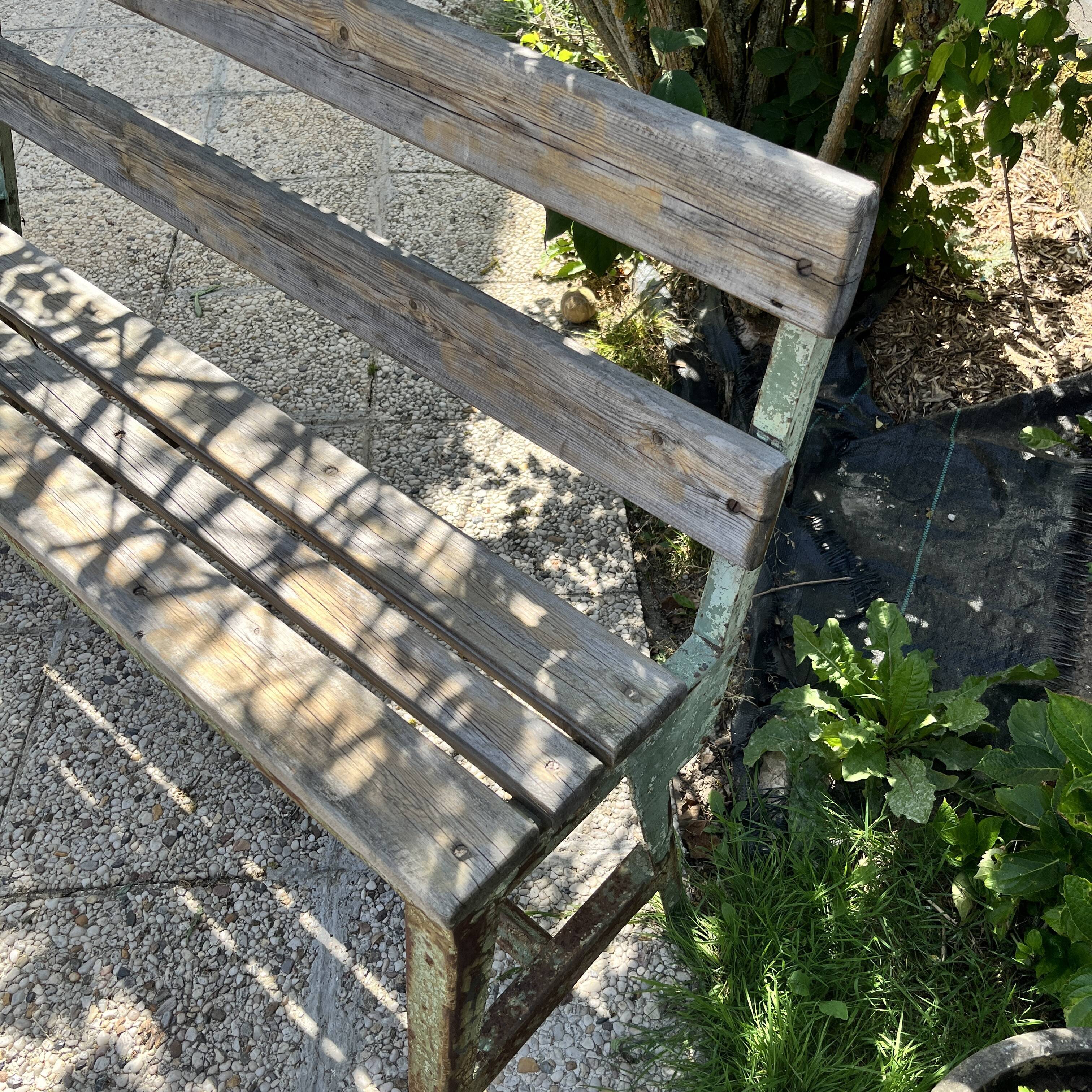 Garden bench in iron and wood and these 2 wooden stools