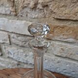 Ancienne carafe ronde en verre ciselé avec bouchon