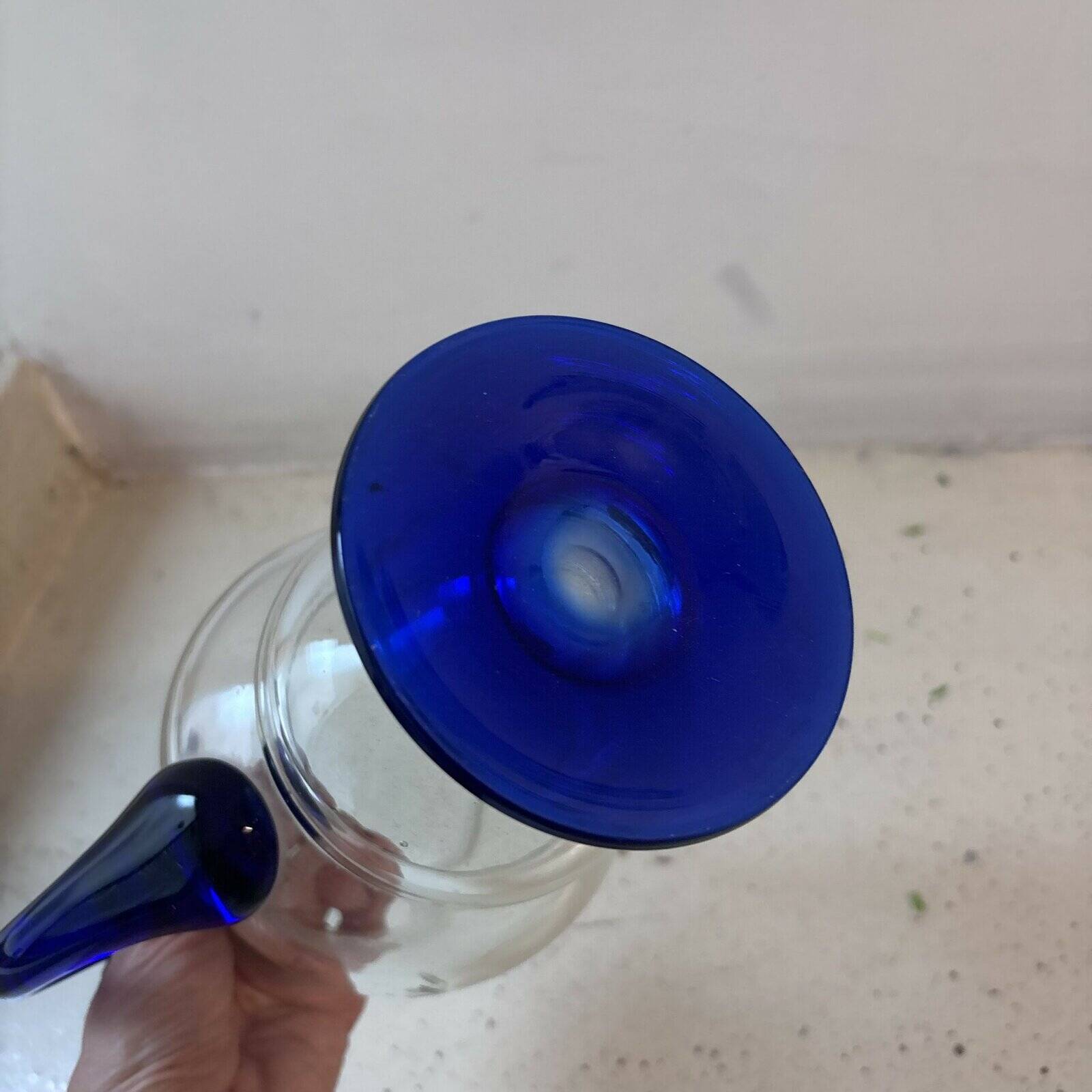 Carafe en verre bleu