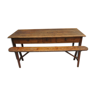 Table de ferme avec un banc