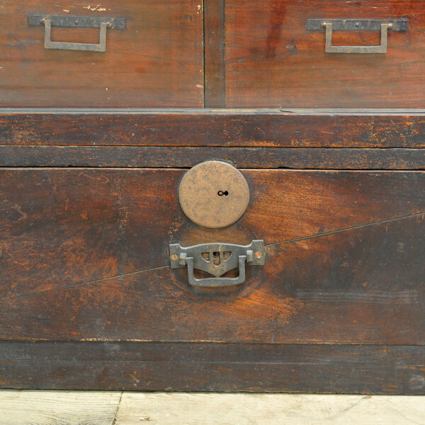 Petit cabinet d'exposition japonais, vers 1925
