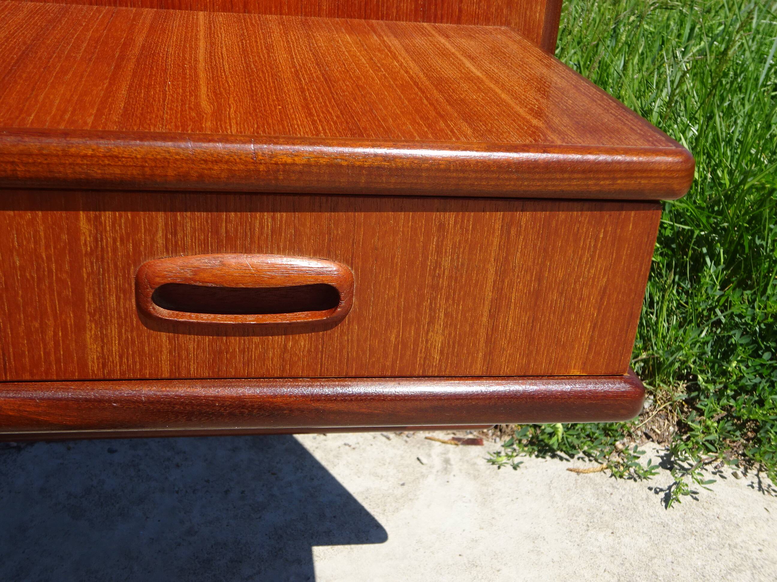Vintage bed in teak with integrated bedside table.