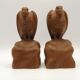 Paire de serre-livres en bois figurant des vautours