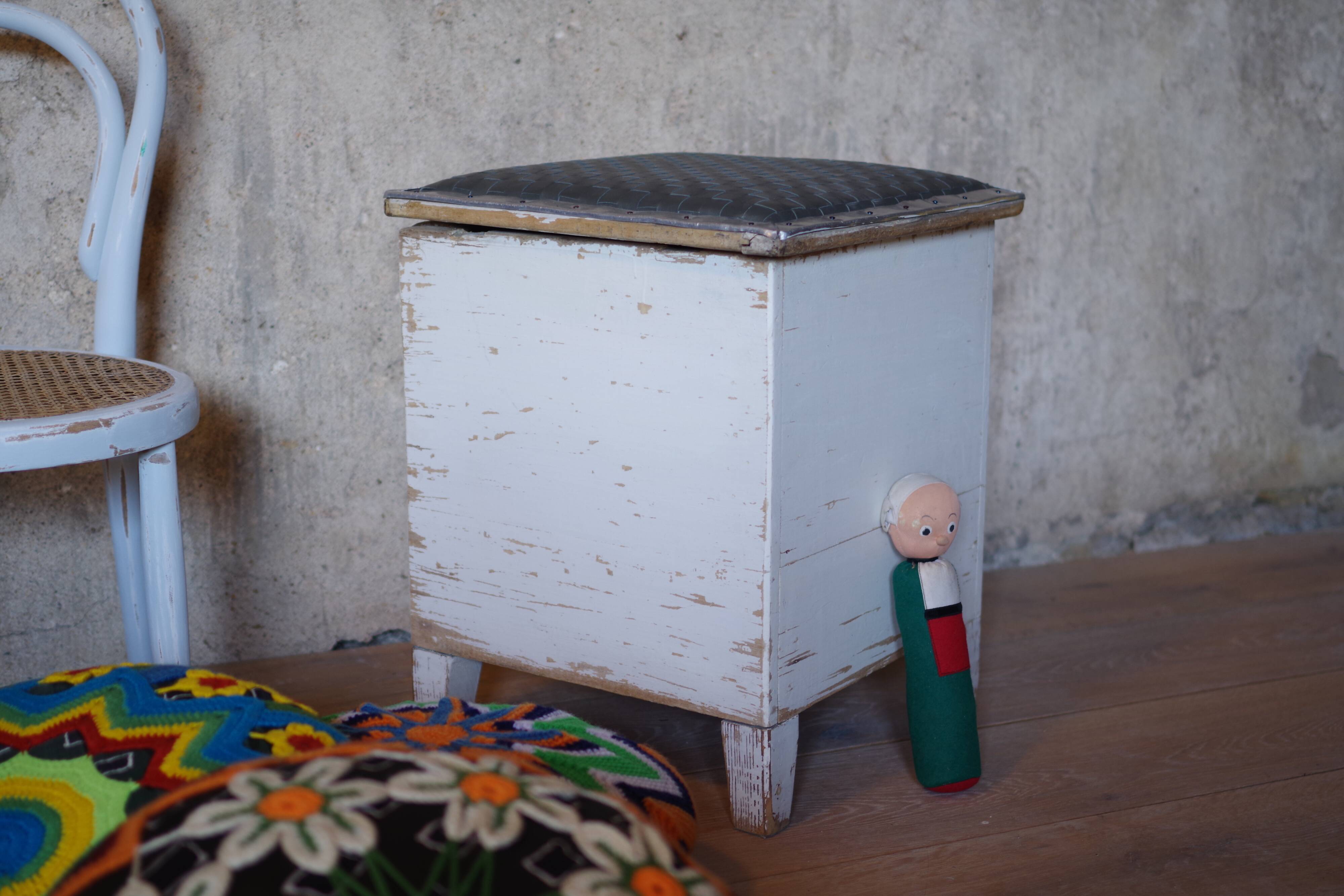 Trunk trunk stool Ottoman vintage leather white patina