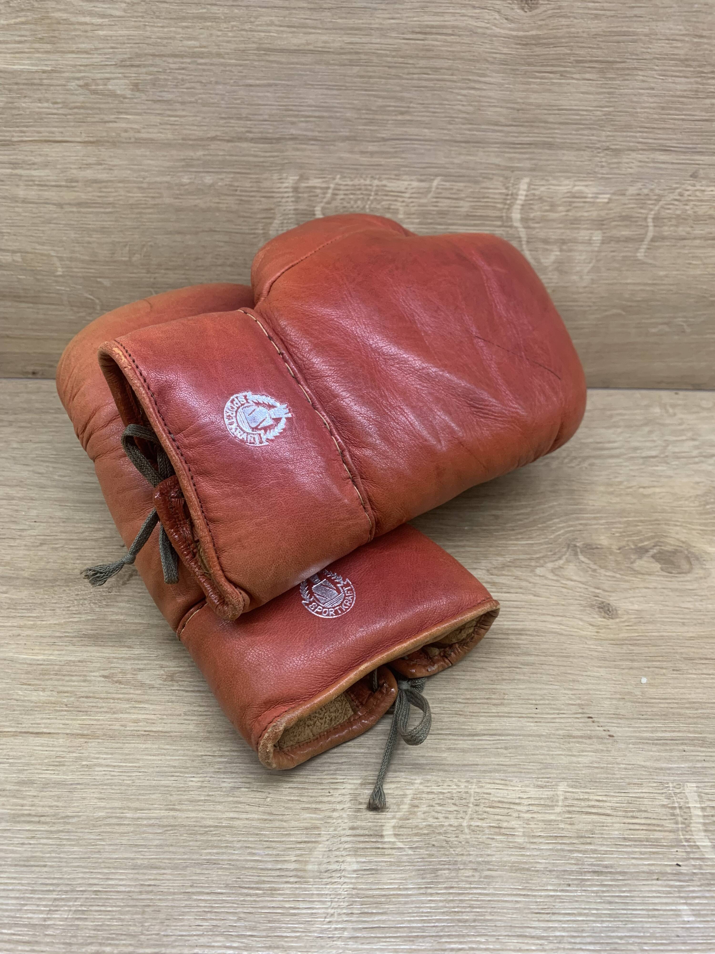 Boxing gloves, 1970s