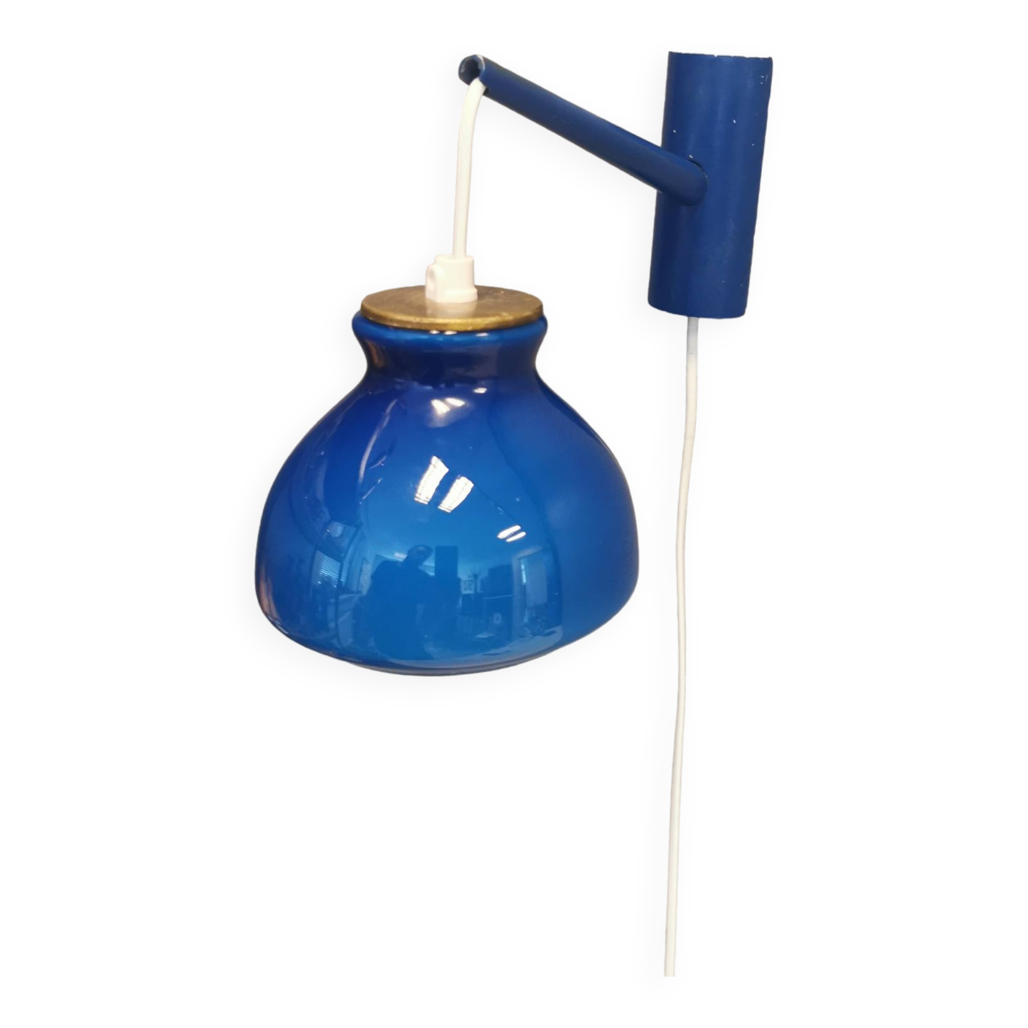 Applique Holmegaard avec abat-jour en verre et détail en laiton sur le dessus. Support mural en bois peint en bleu