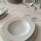 Service vaisselle blanc à  bordure dorée 36 pièces