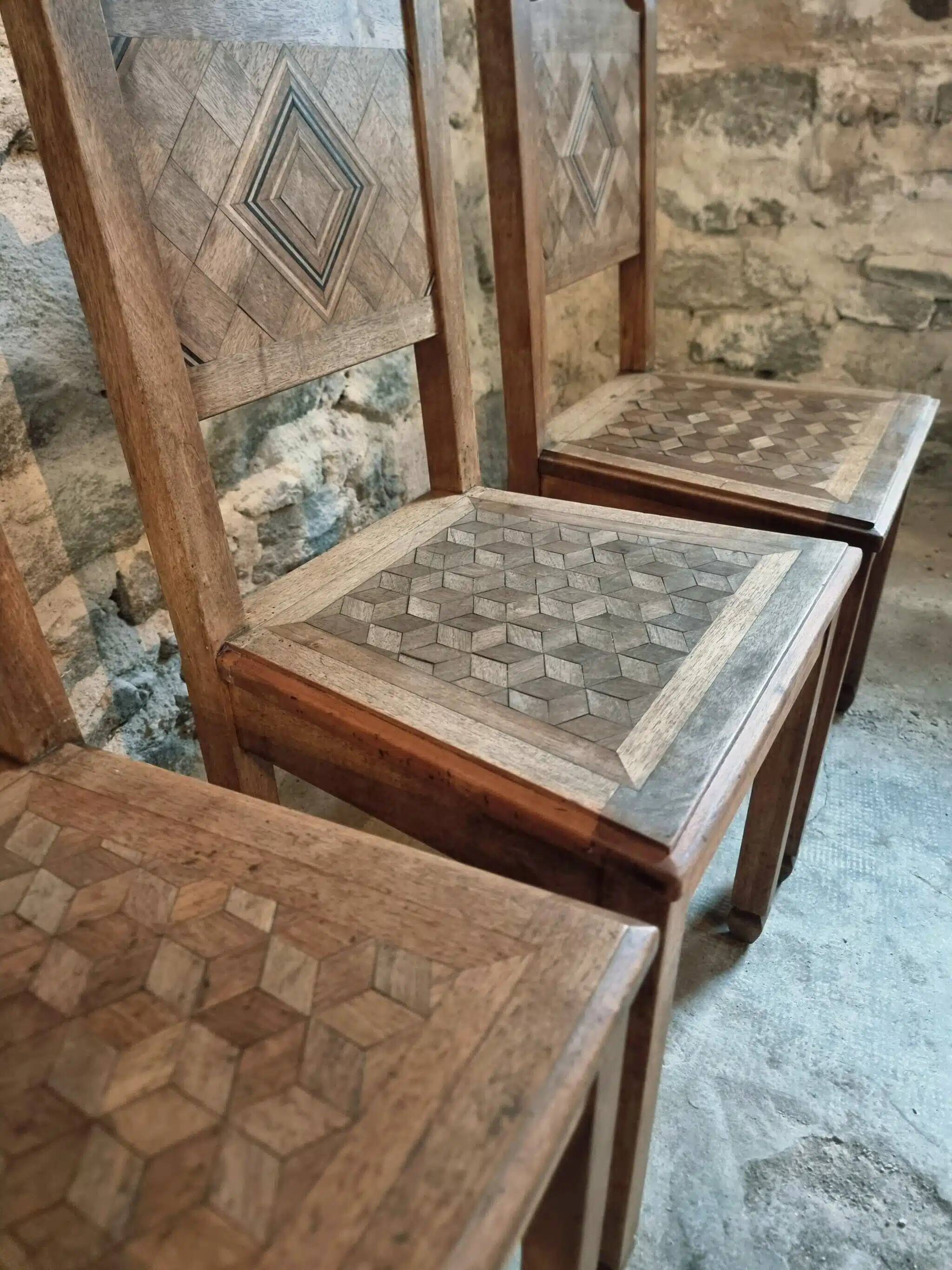 Ensemble de 4 chaises de salle à manger anciennes Arts & Crafts / début Art Déco en noyer massif – Marqueterie géométrique, vers 1900–1930