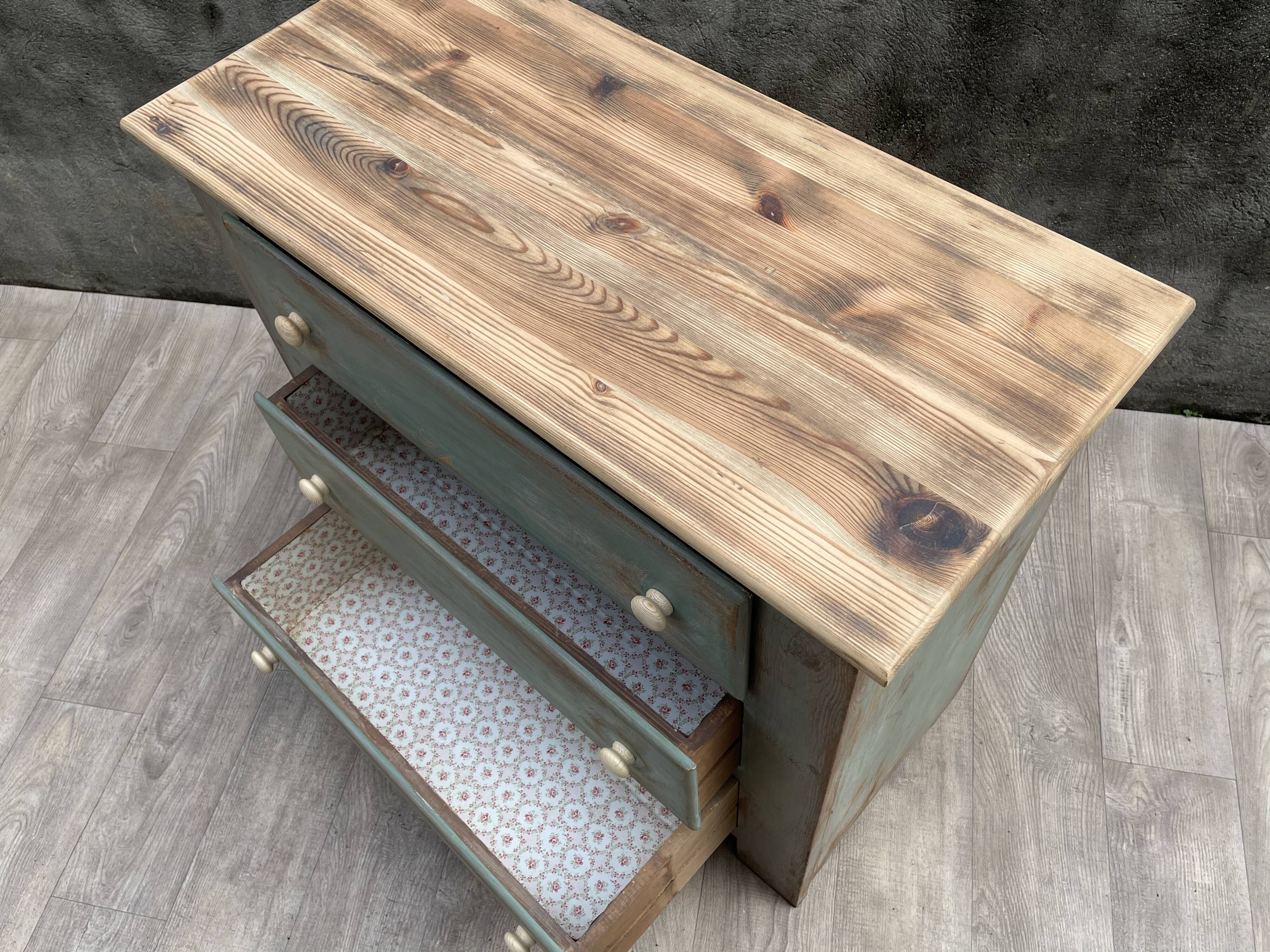 Commode en bois patinée