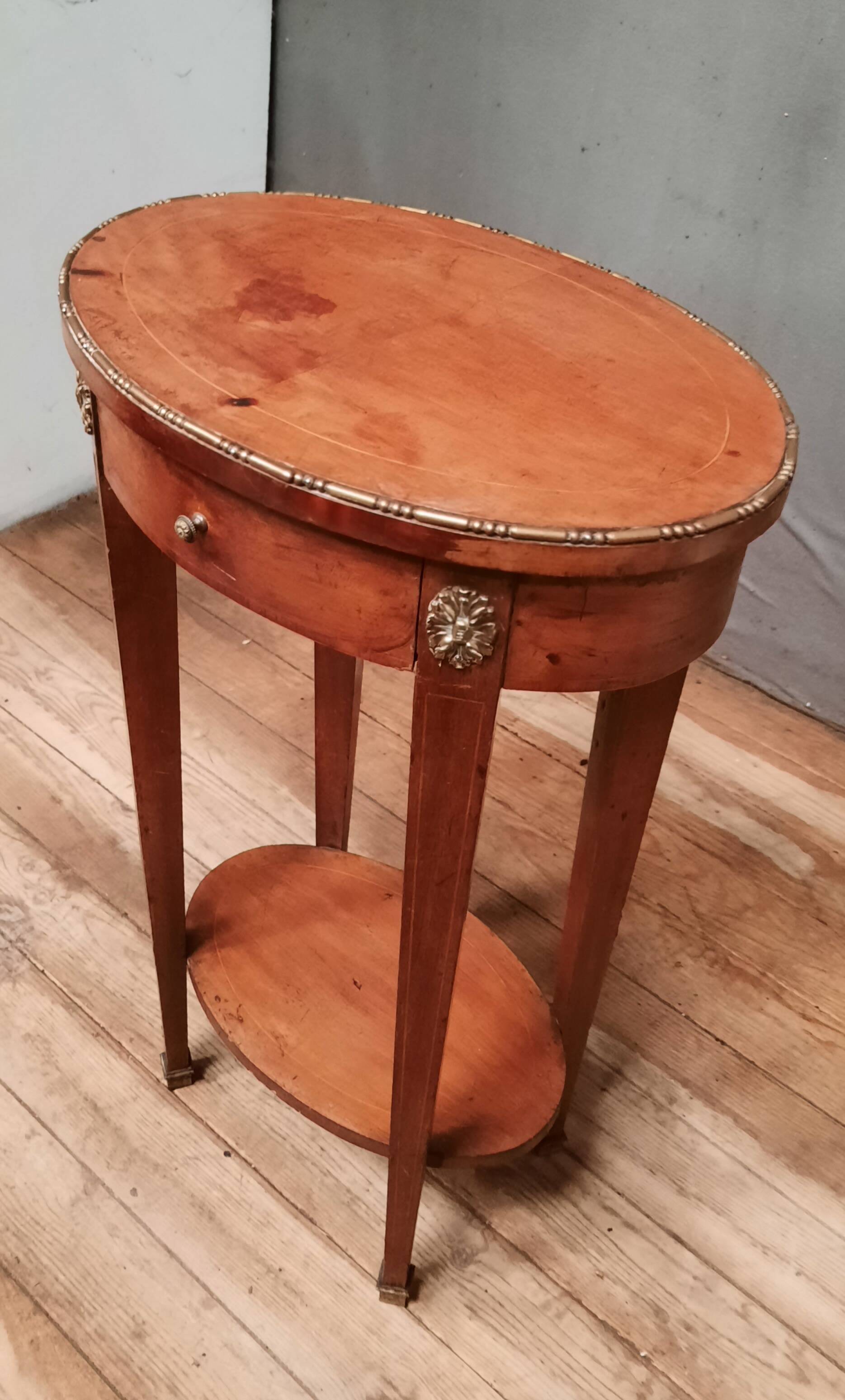 Oval marquette side table