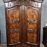 Armoire époque Louis XV en marquéterie, orme et noyer