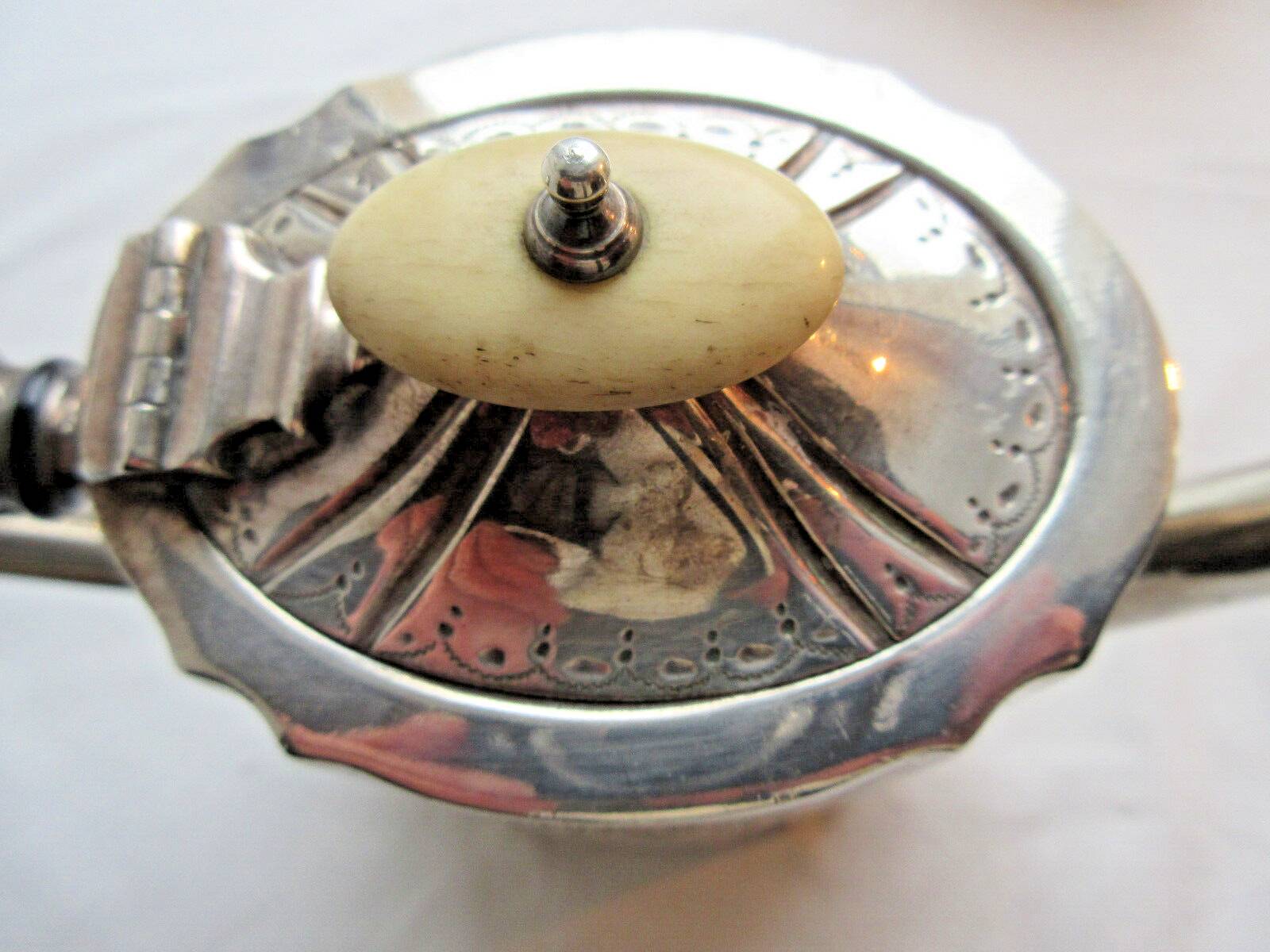 Théière Ou Cafetière Anglaise Vintage En Métal Argenté