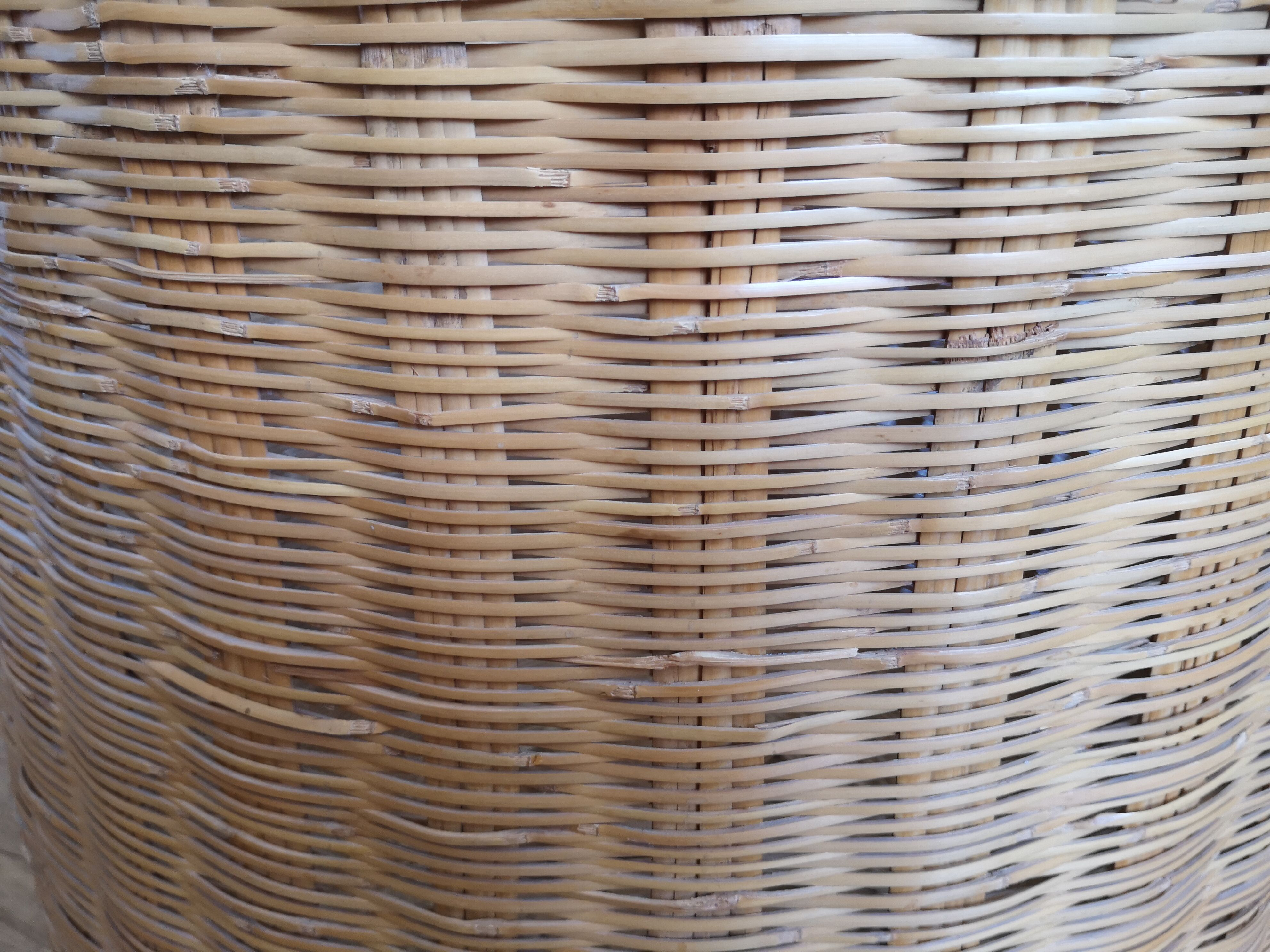 Wicker basket with lid