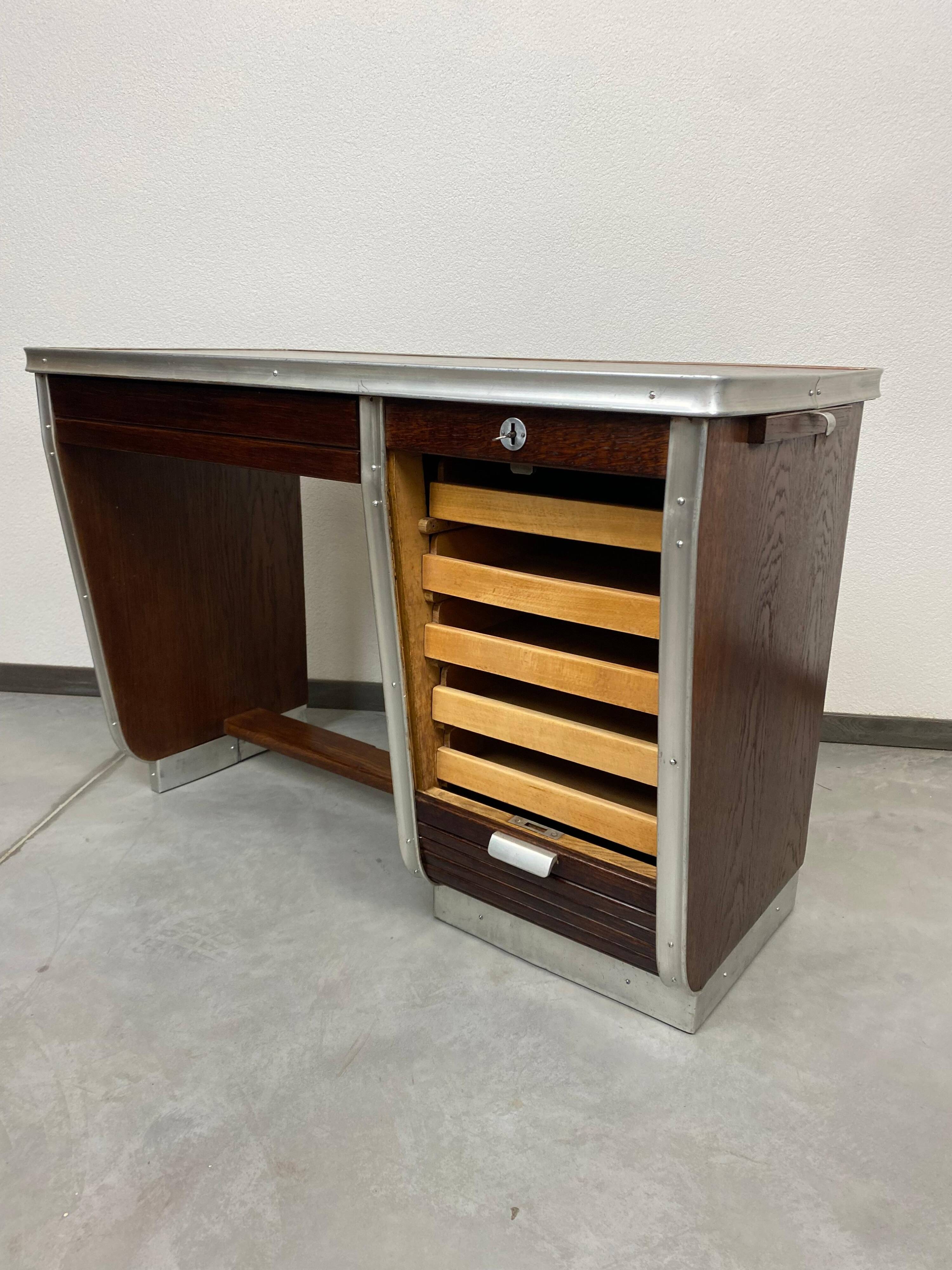 Small functionalist desk