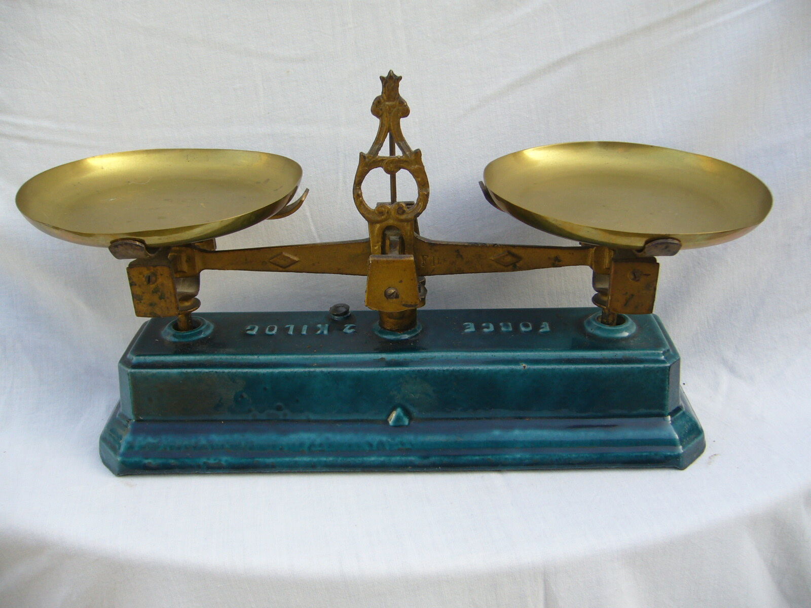old enameled kitchen with its weight scale