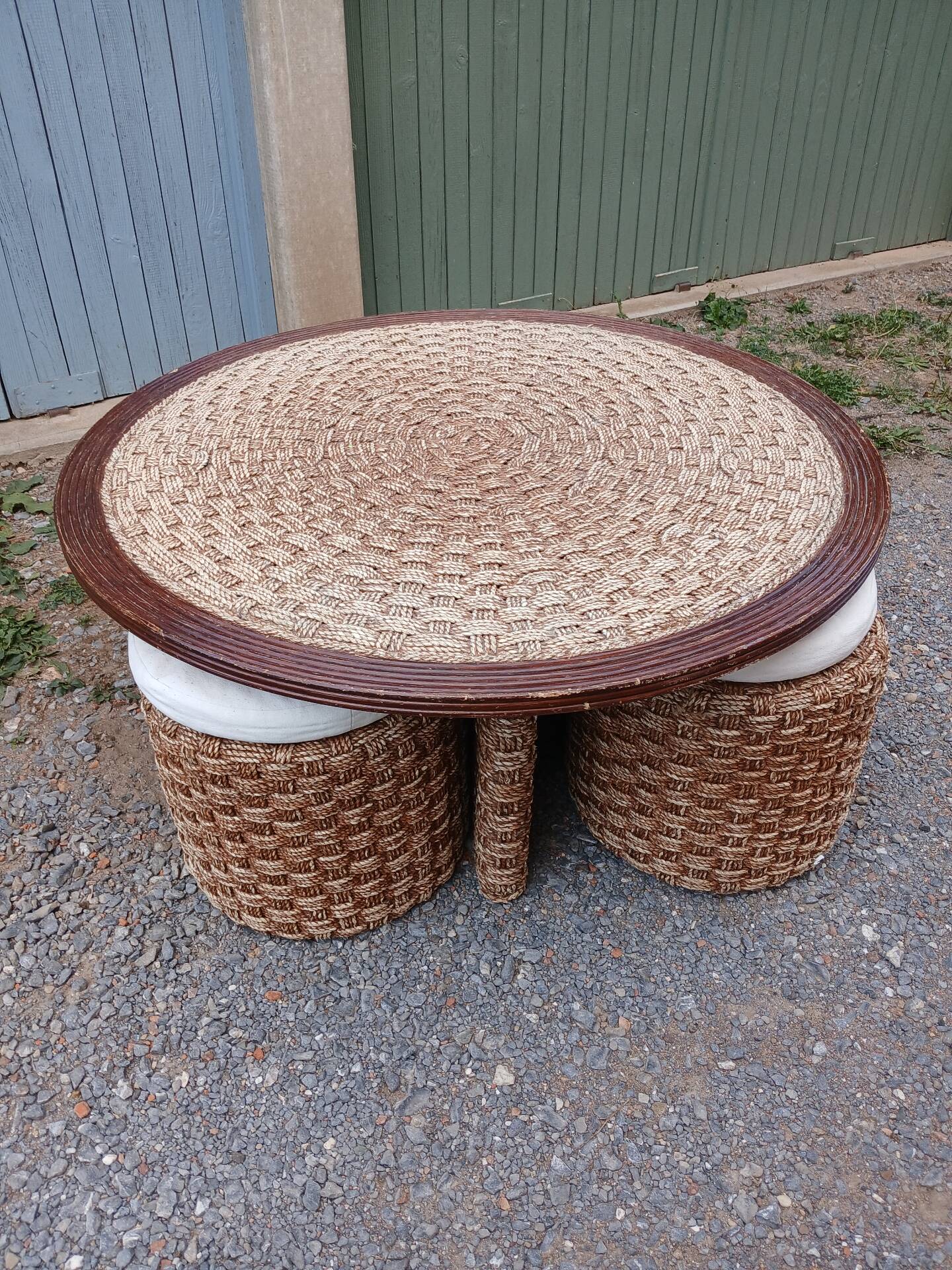 Vintage coffee table + 4 poufs
