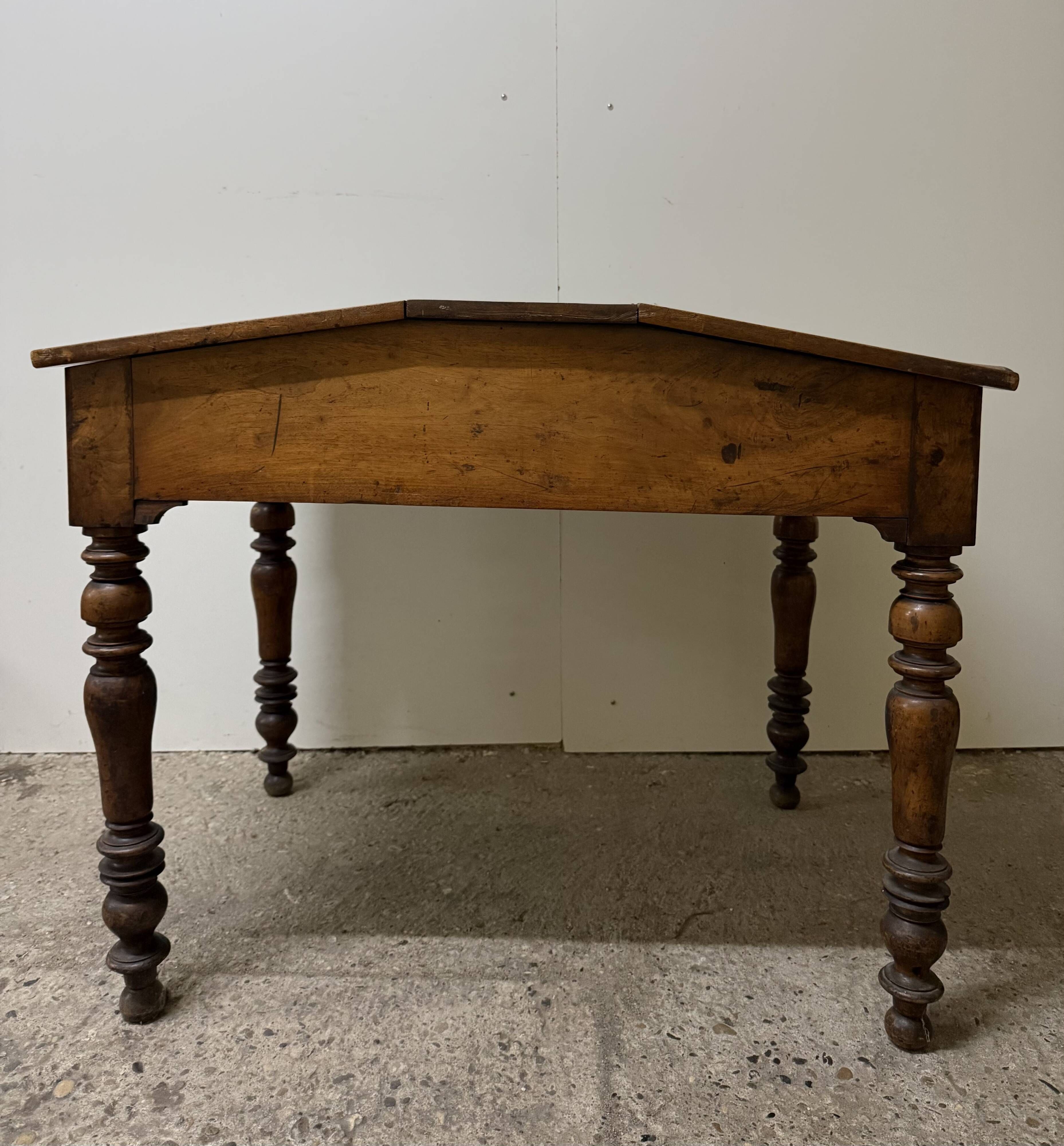 Sloped desk in walnut