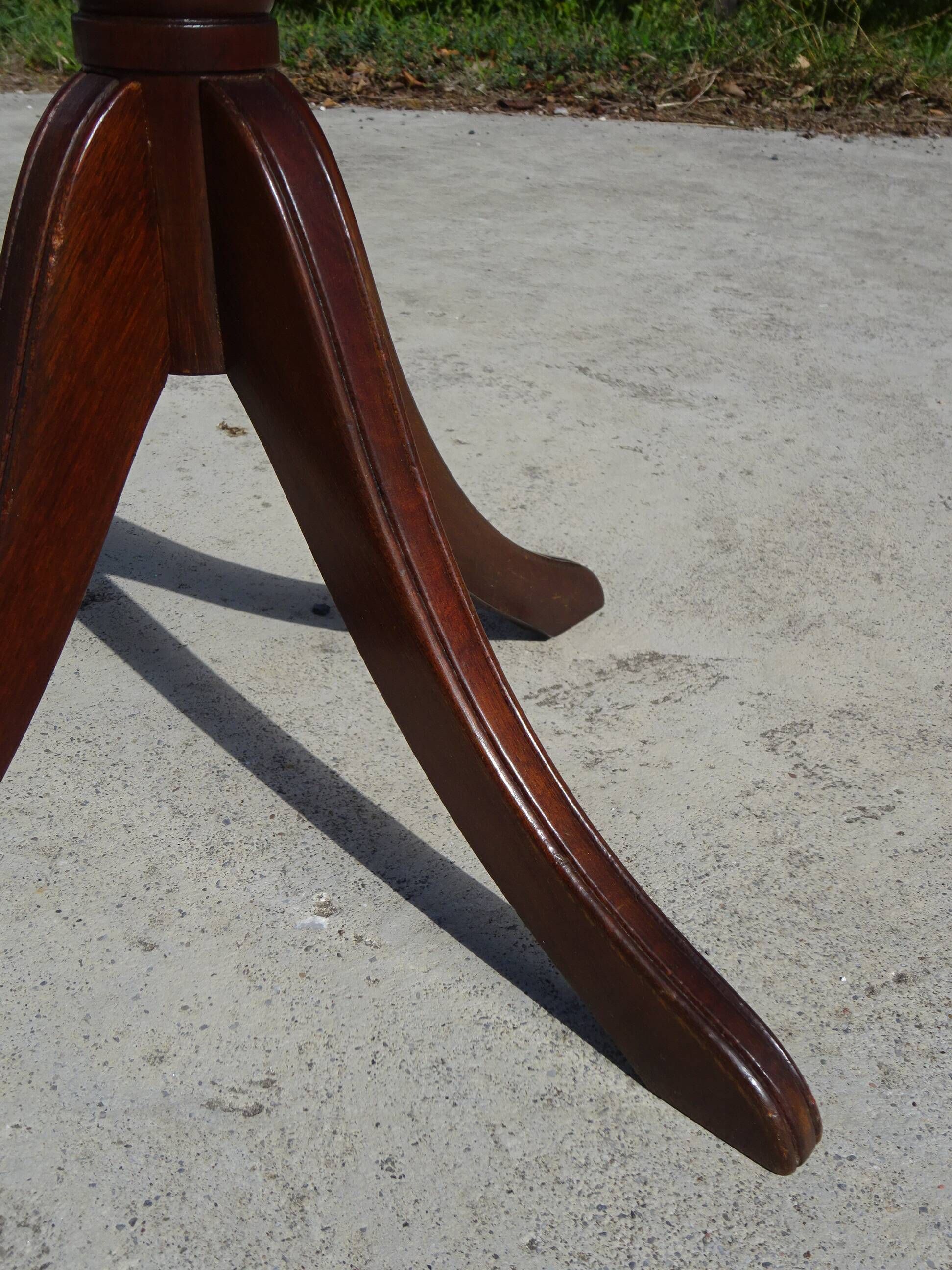 Small side table with an oval top in English style.