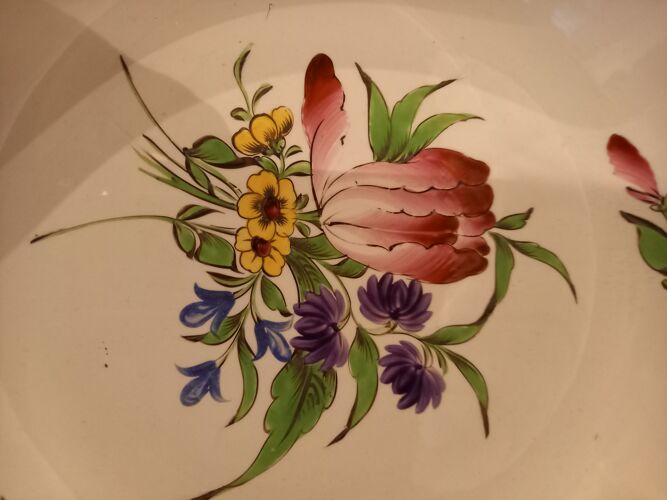 Plat creux et rond service en porcelaine de Lunéville fleurs (tulipe, rose) début du XXe siècle