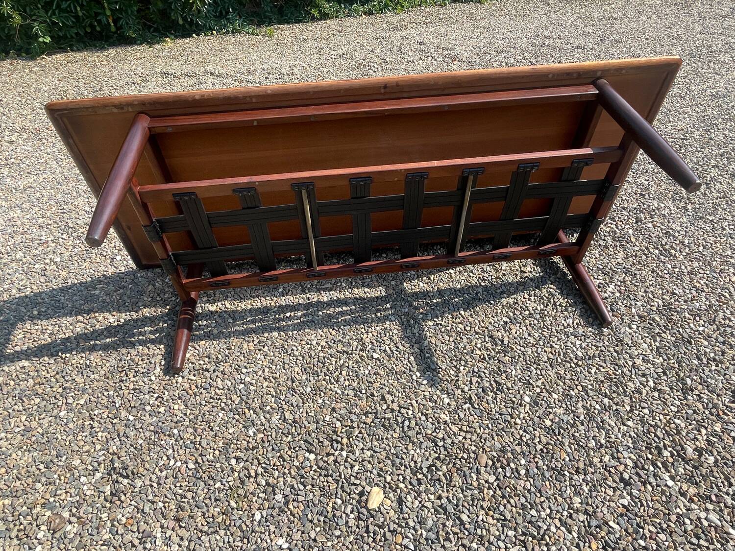 Table en palissandre Topform. Table basse vintage. Sangles en cuir
