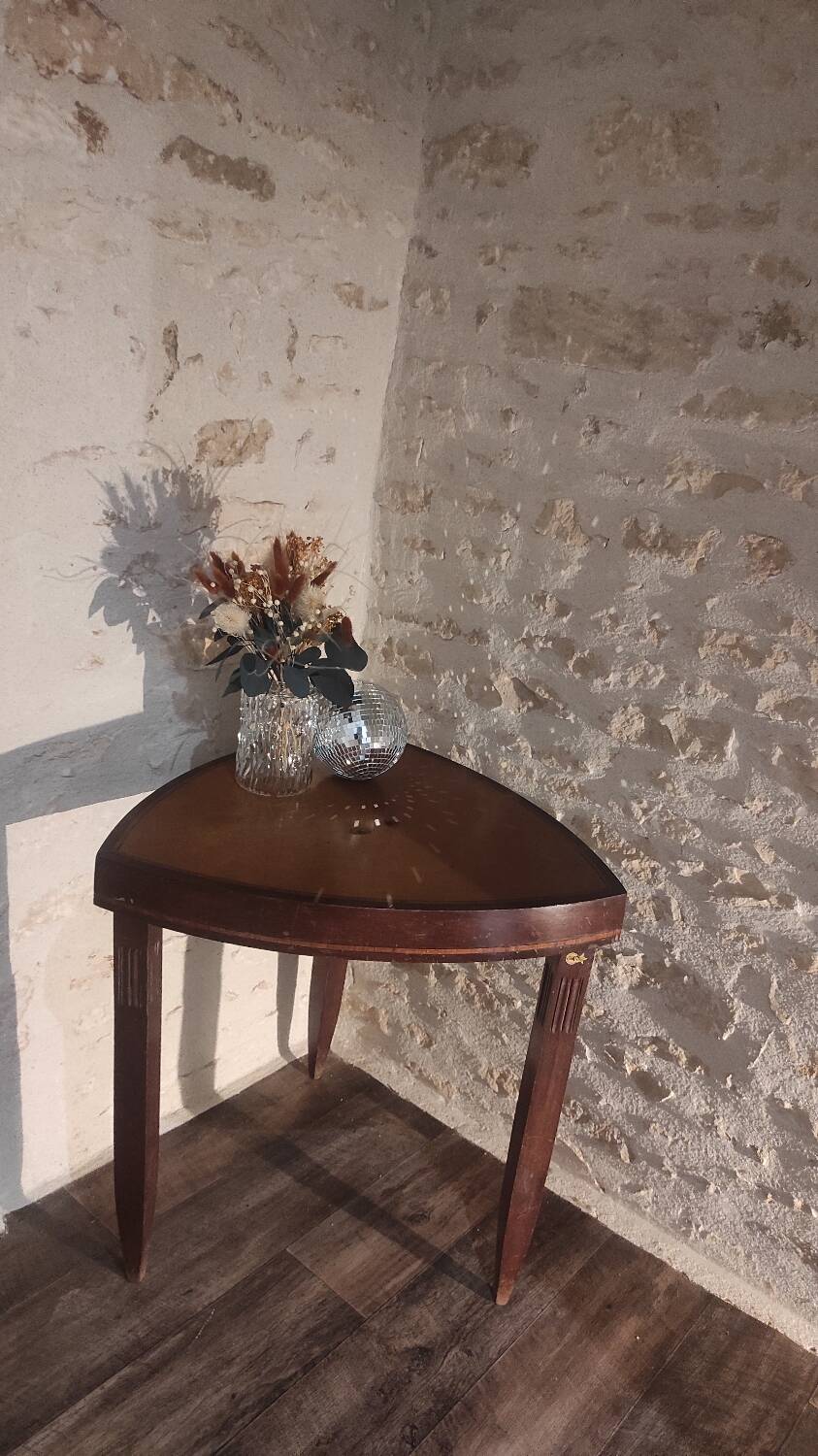 Stella triangular table