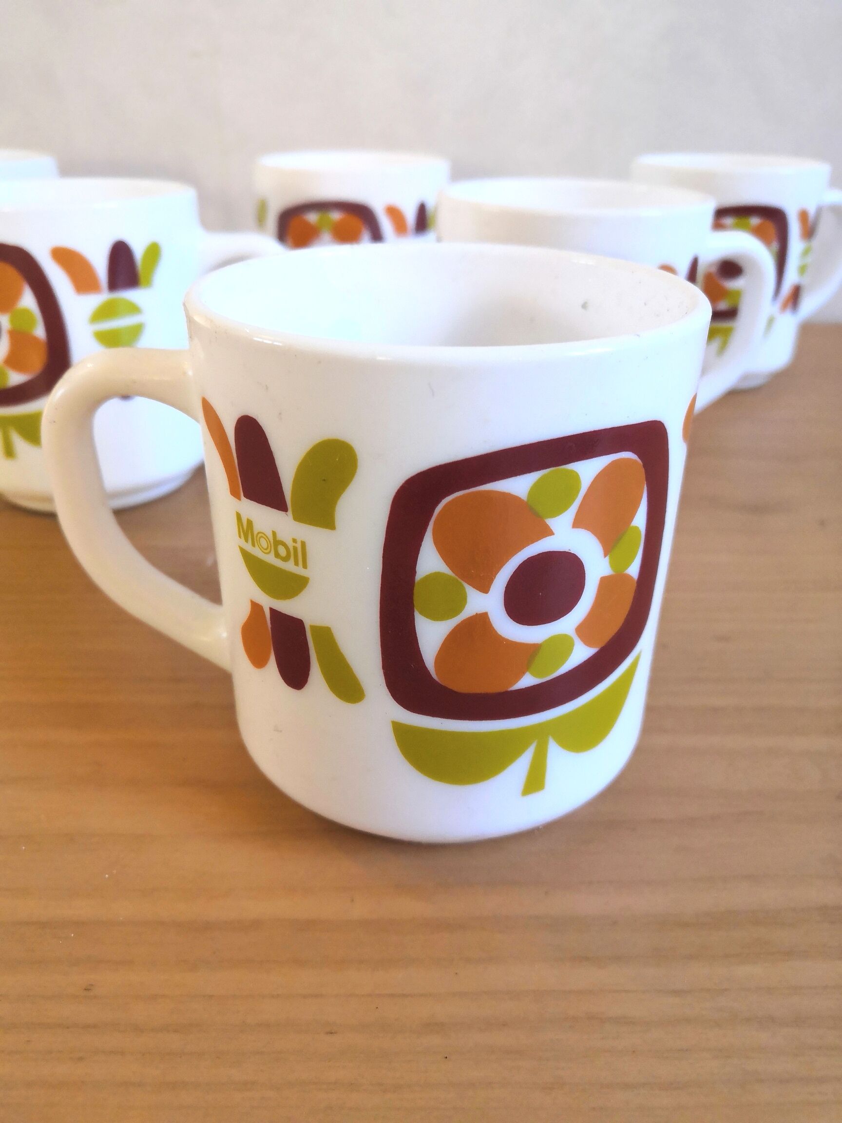 Series of 6 mugs design Mobil 70s