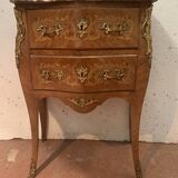 Commode galbée en bois de placage de style Louis XV / XX siècle