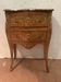 Commode galbée en bois de placage de style Louis XV / XX siècle