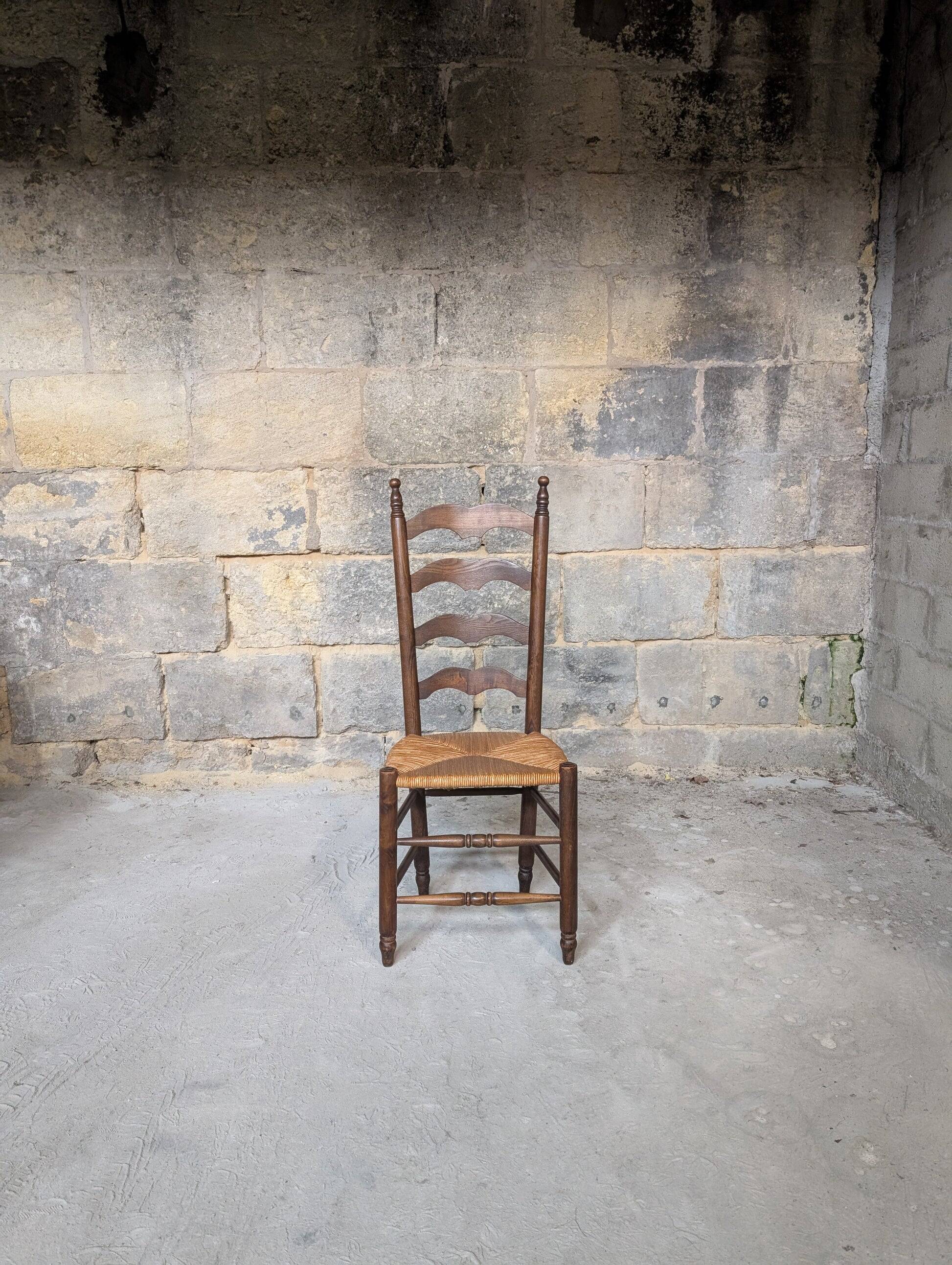 Ensemble de 8 chaises en bois et paille