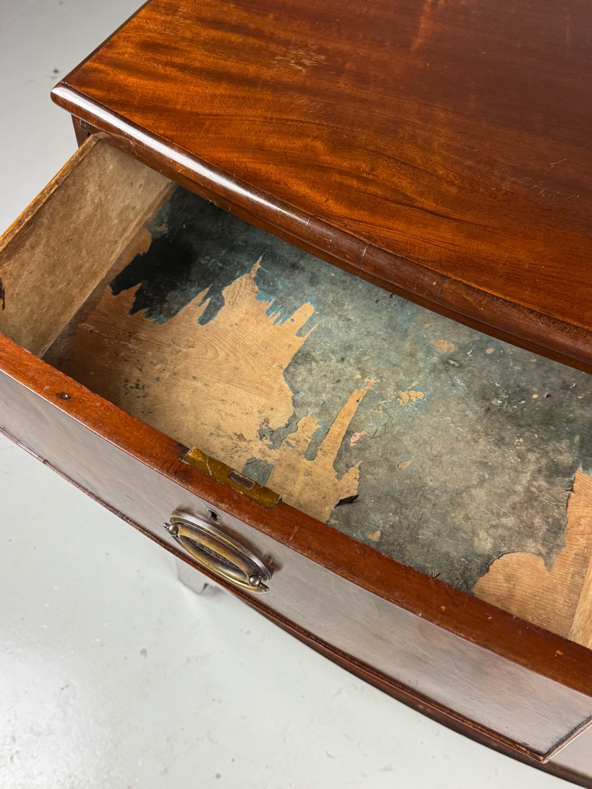 Commode en acajou à façade bombée