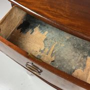Commode en acajou à façade bombée