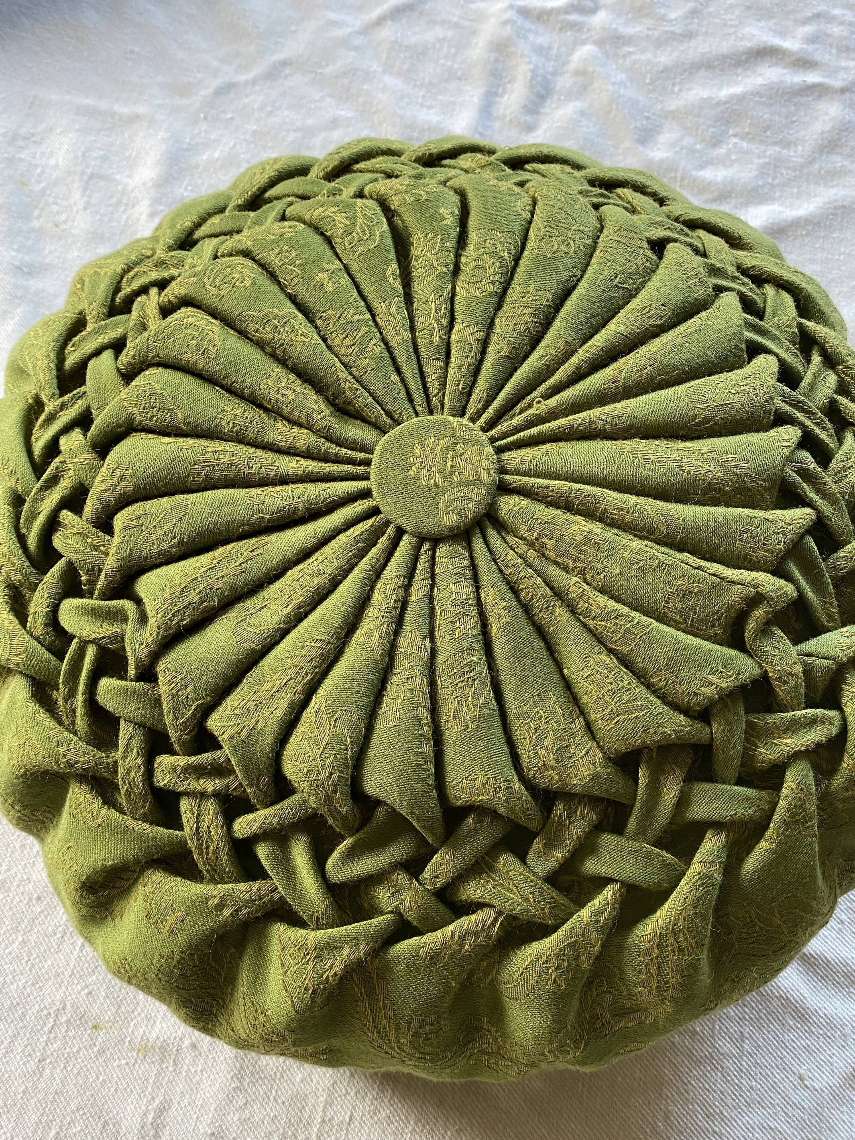 Round cushion pleated old fabric
