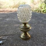 Lampe à poser avec globe en verre ciselé.