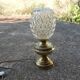 Lampe à poser avec globe en verre ciselé.