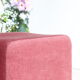Pouf en velours rose à franges