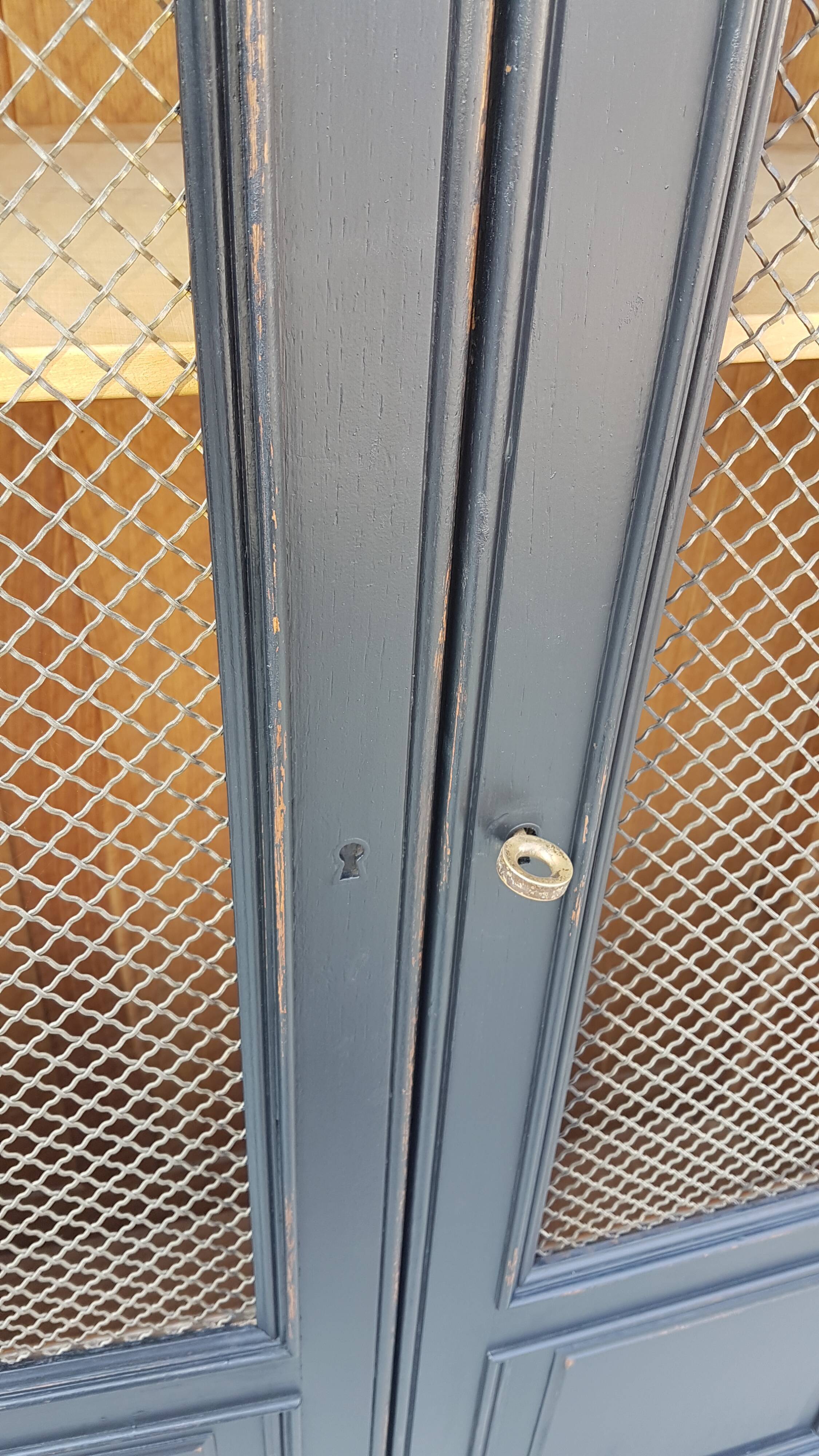 Administrative cabinet