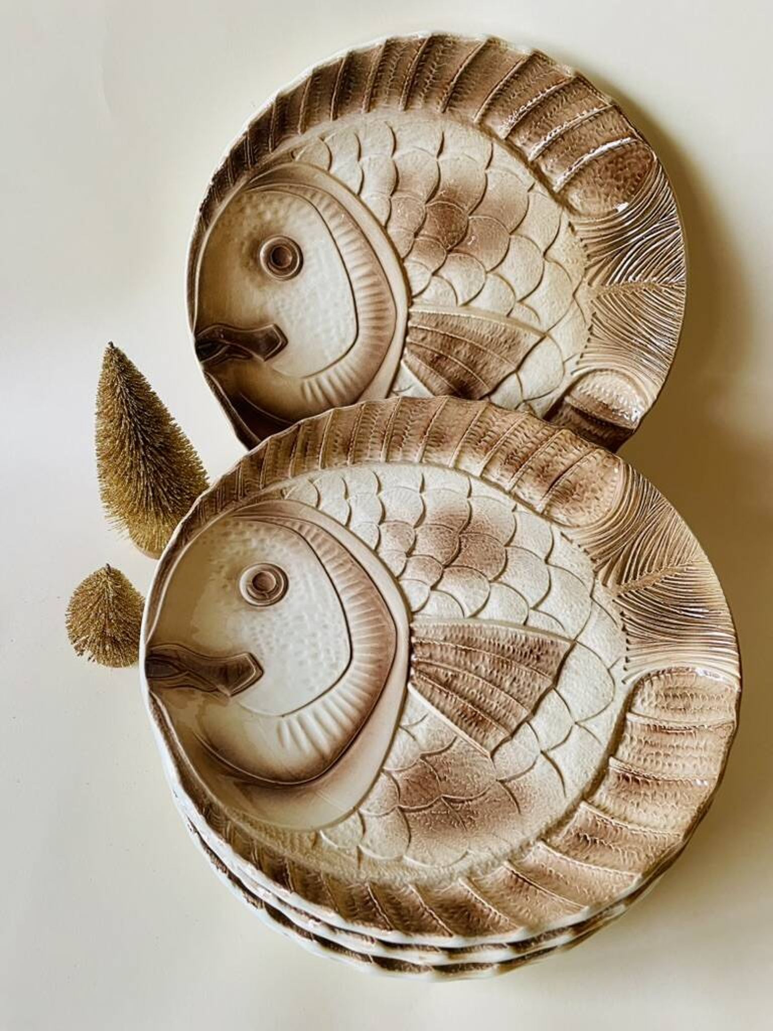 Set of 6 beige earthenware dinner plates, circa 1970, Sarreguemines, France.