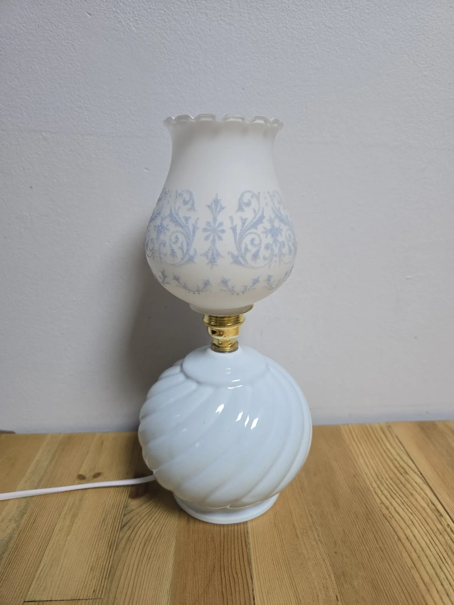 Lampe boule bleue et opaline blanche