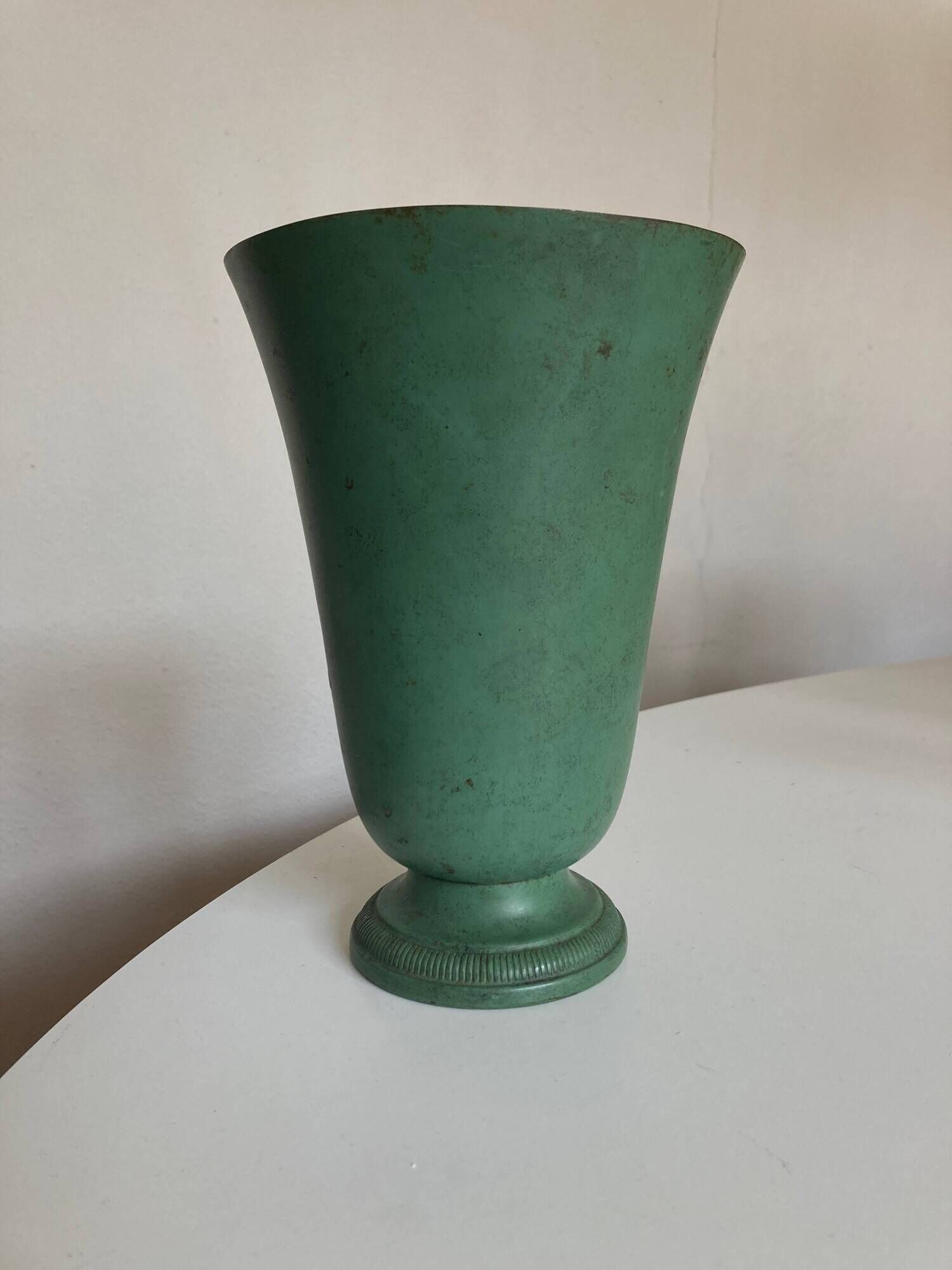 Neo-classical Medici vase in lacquered metal with original patina, 1960