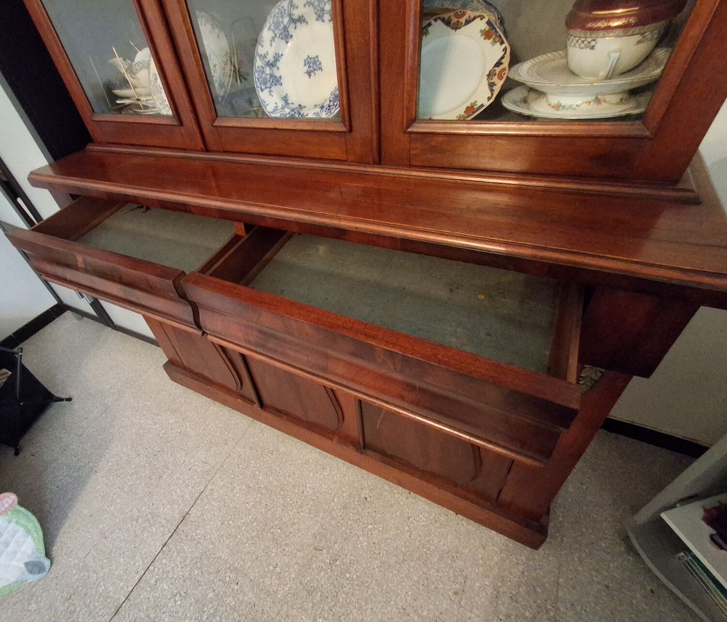 English display cabinet in mahogany