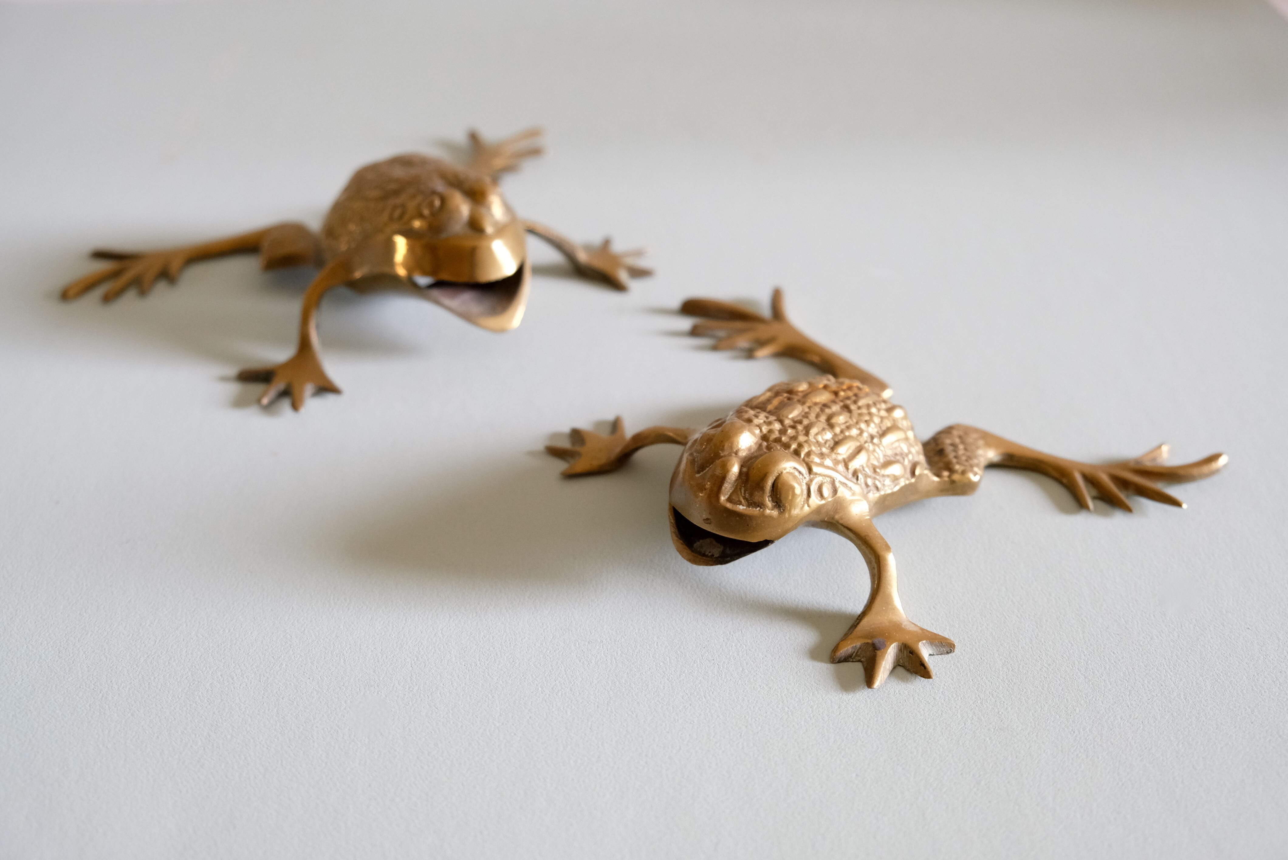 Frog brass paperweight, vintage