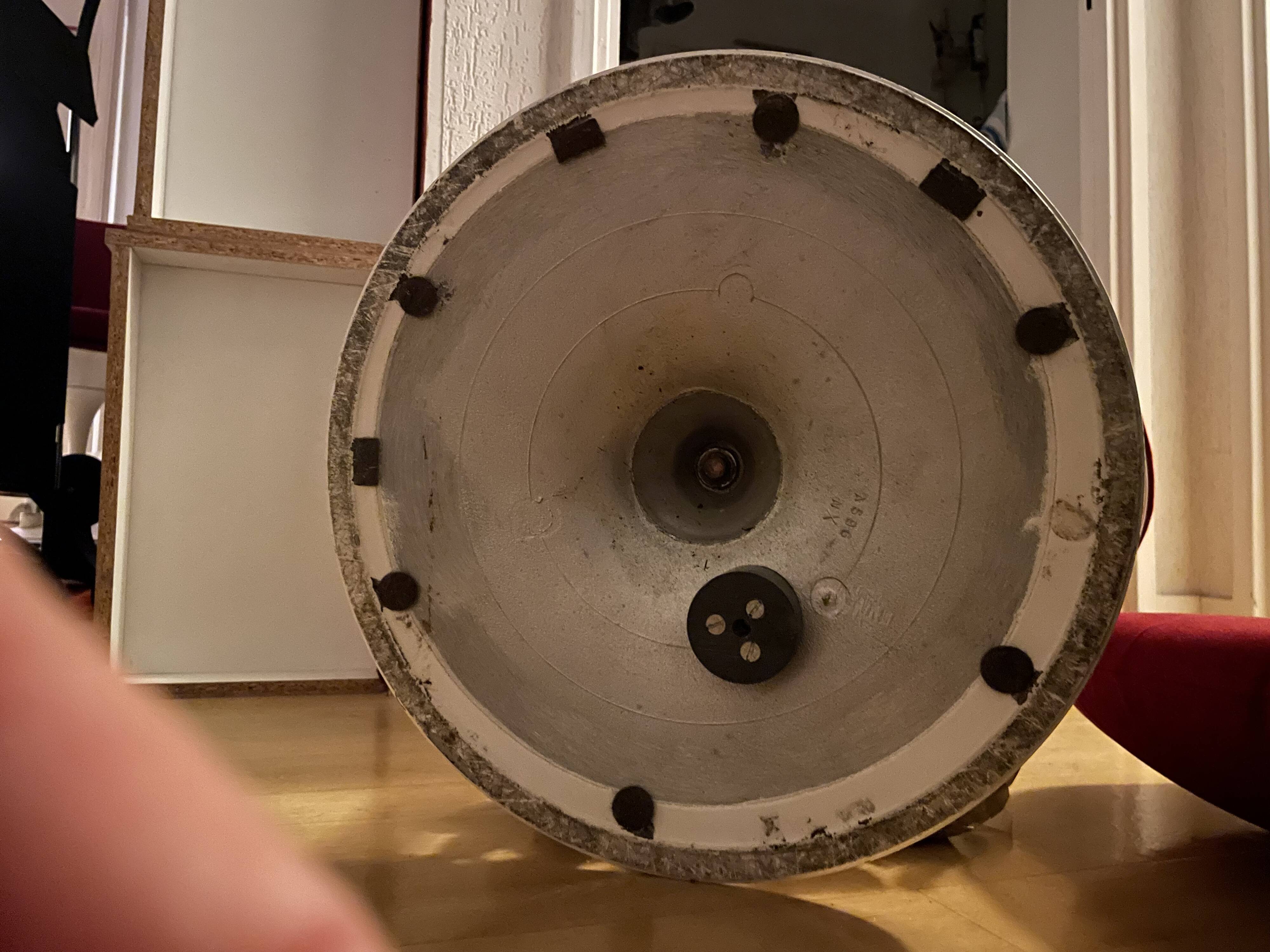 2 Saarinen tulip chairs by Knoll