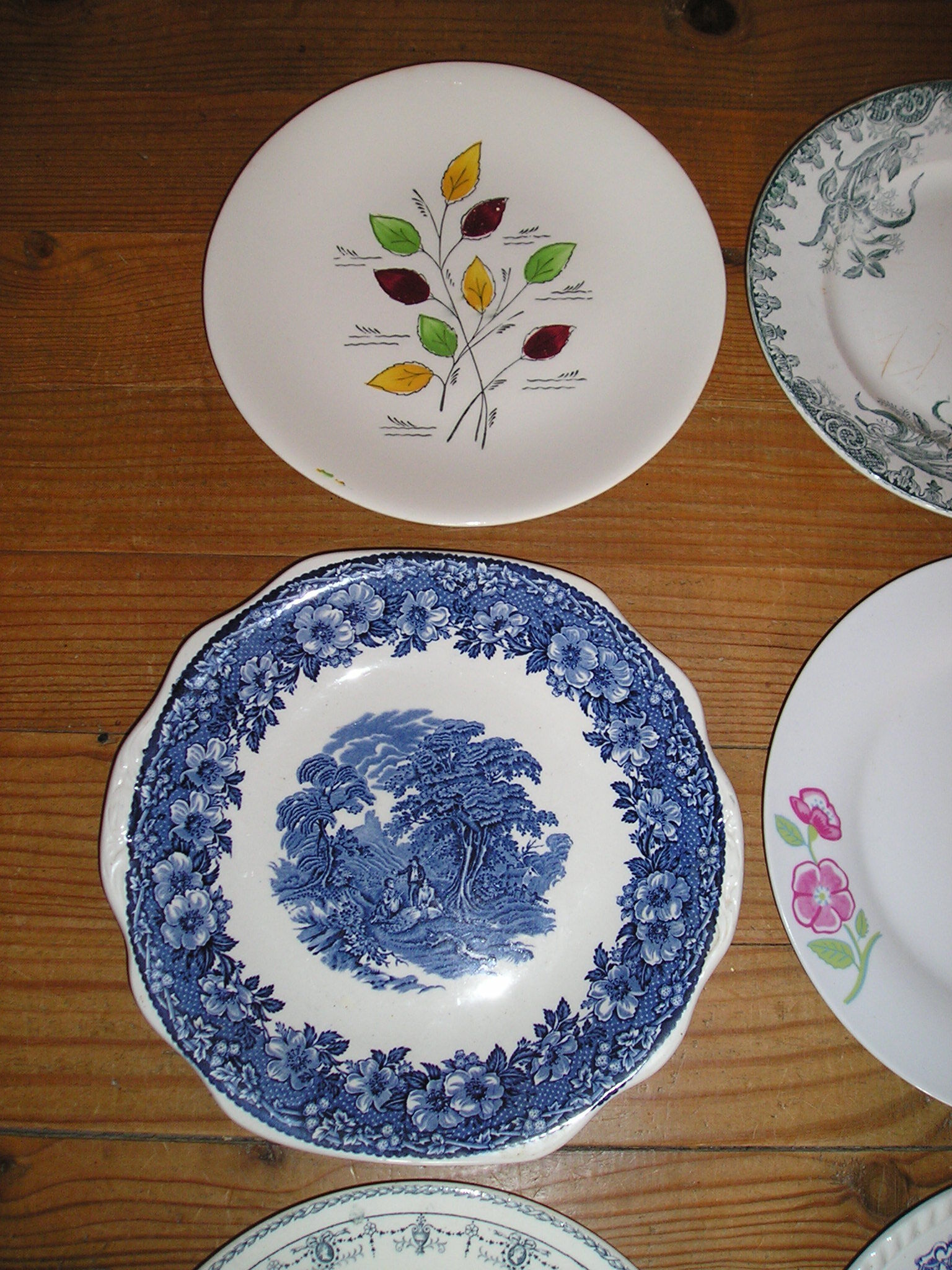 Set of 12 different flat plates